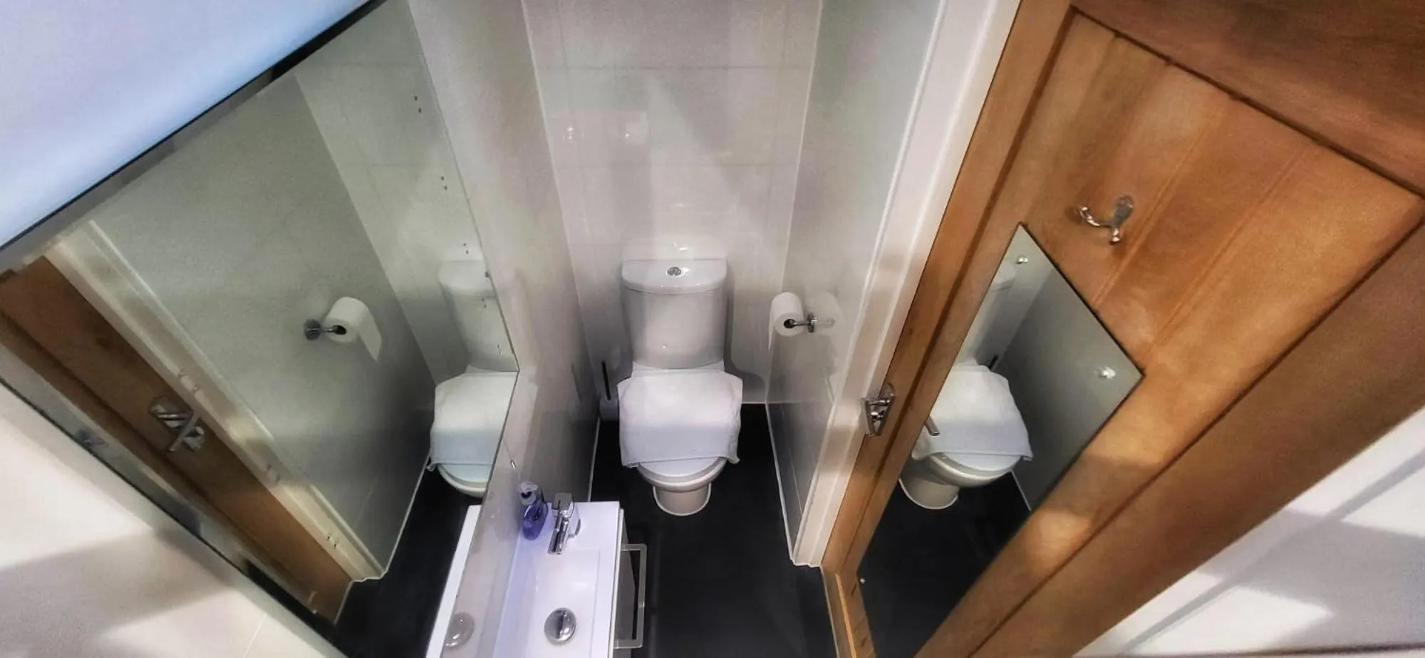 Shower in Deepcut Lodge Bed & Breakfast Self Service