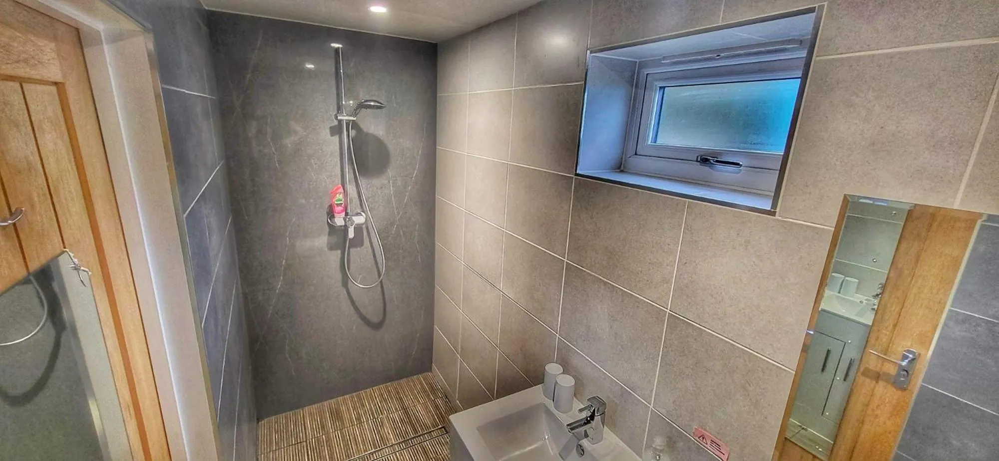 Shower in Deepcut Lodge Bed & Breakfast Self Service