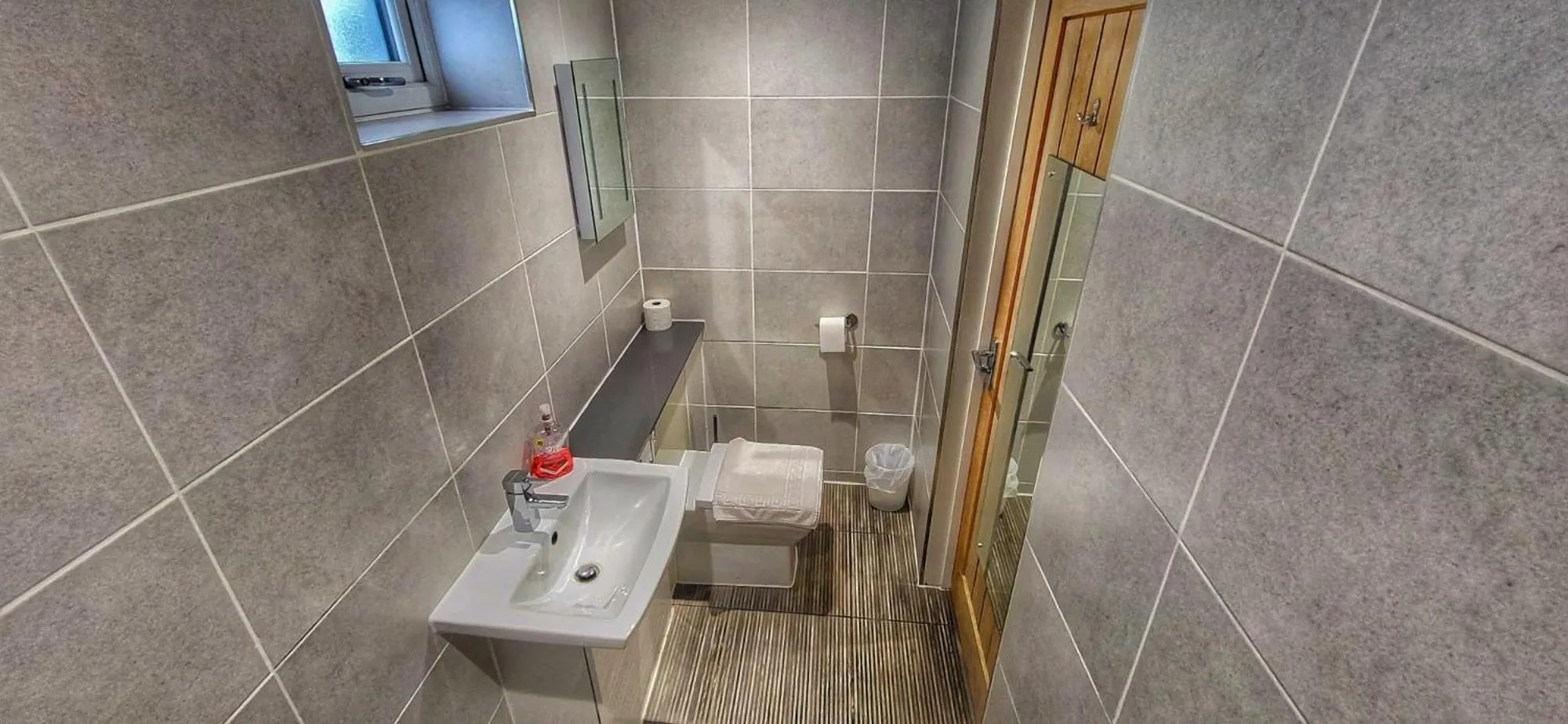 Toilet in Deepcut Lodge Bed & Breakfast Self Service