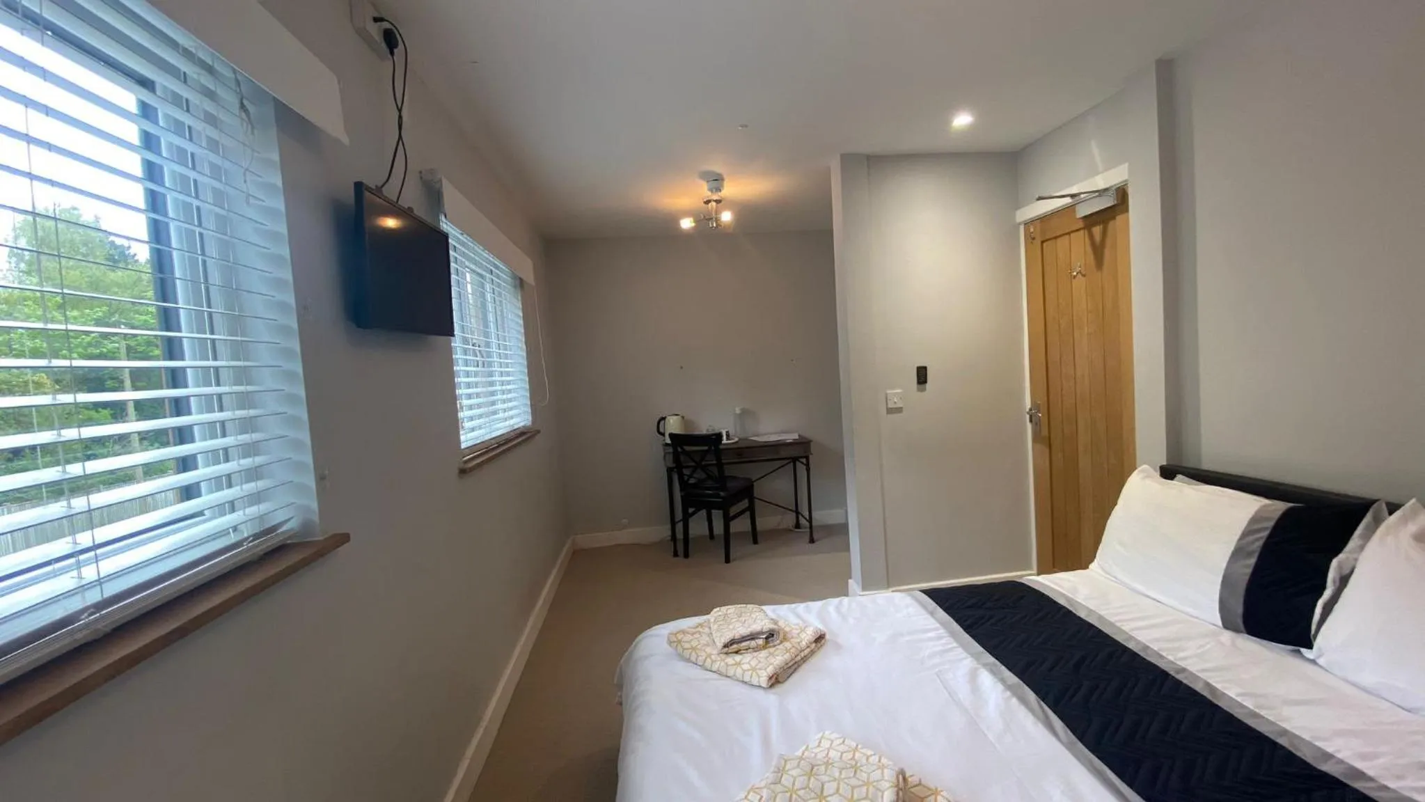 Bed in Deepcut Lodge Bed & Breakfast Self Service