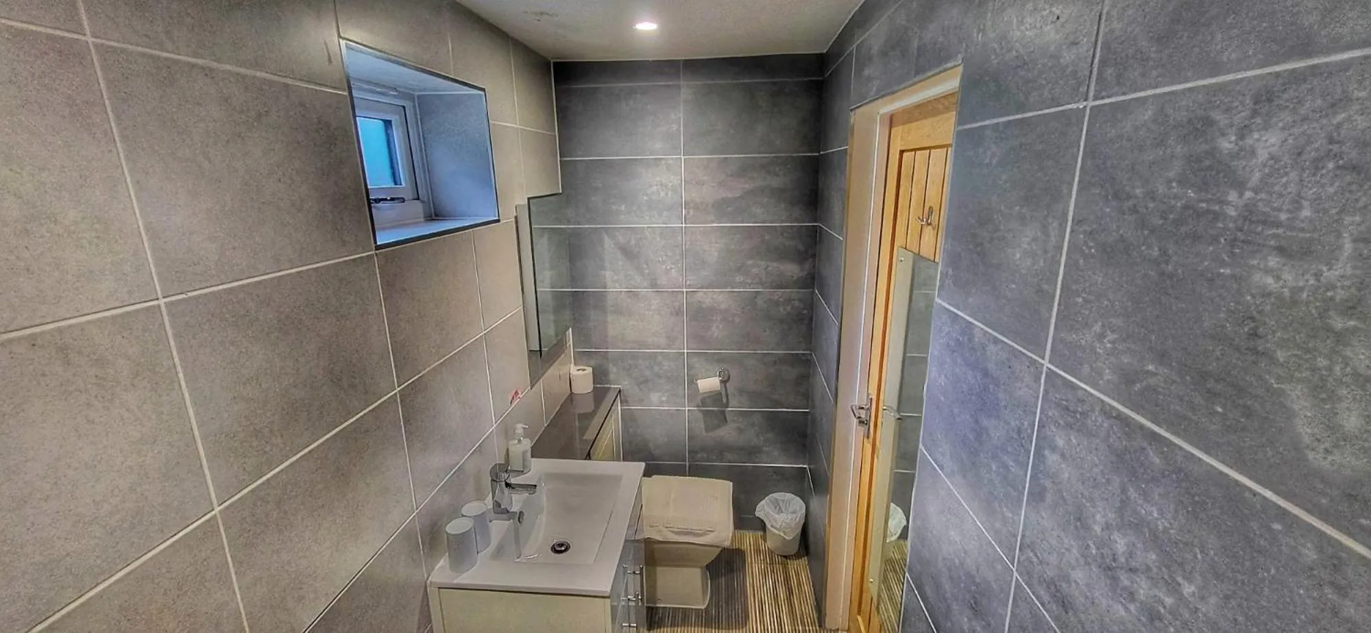 Toilet in Deepcut Lodge Bed & Breakfast Self Service