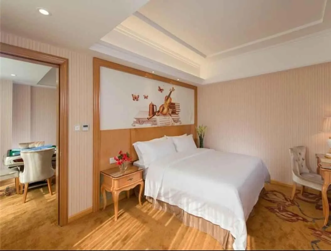 Bed in Vienna Hotel Shenzhen Baoneng City Plaza