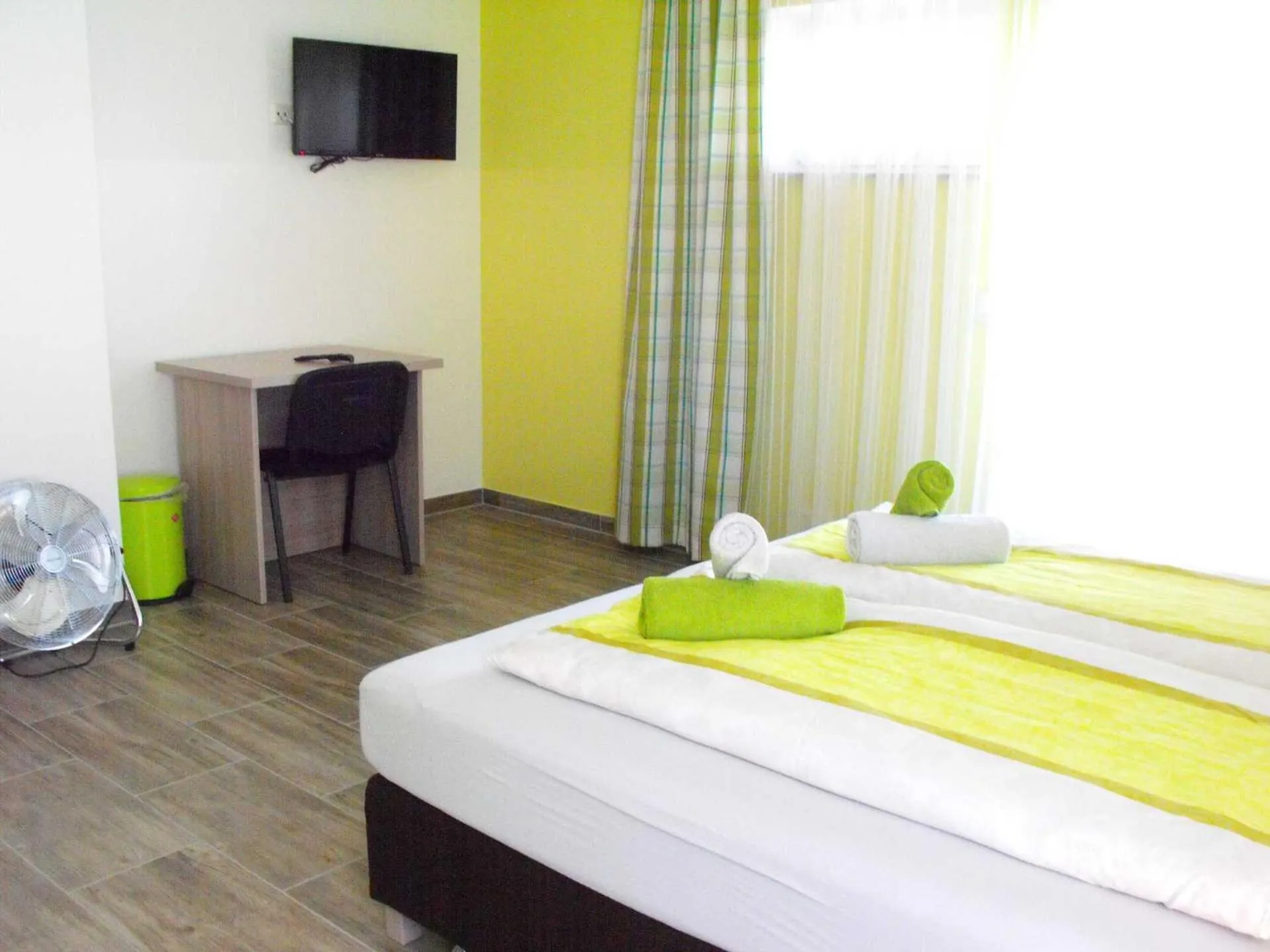 Photo of the whole room, Bed in Pension Froschprinz
