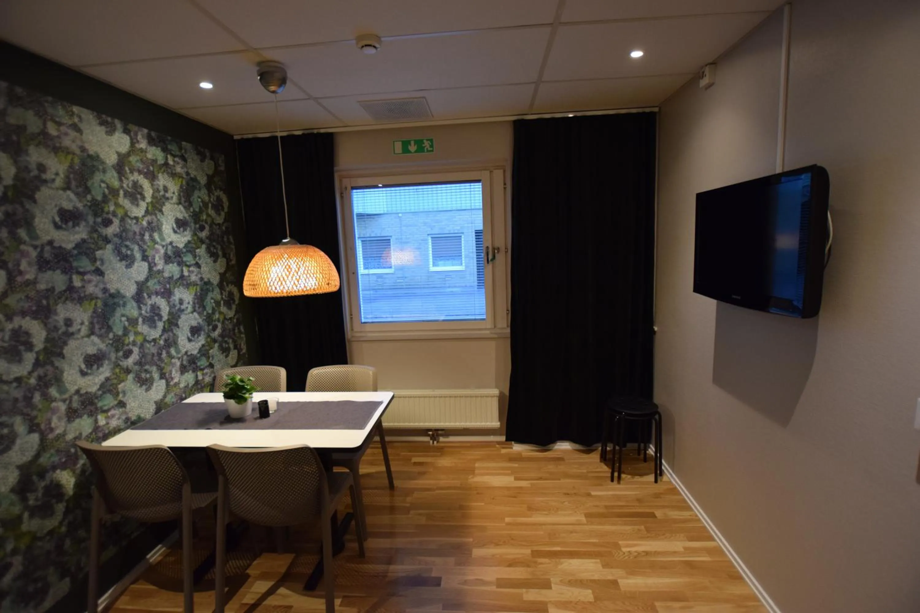 Dining area in Hostel Snoozemore