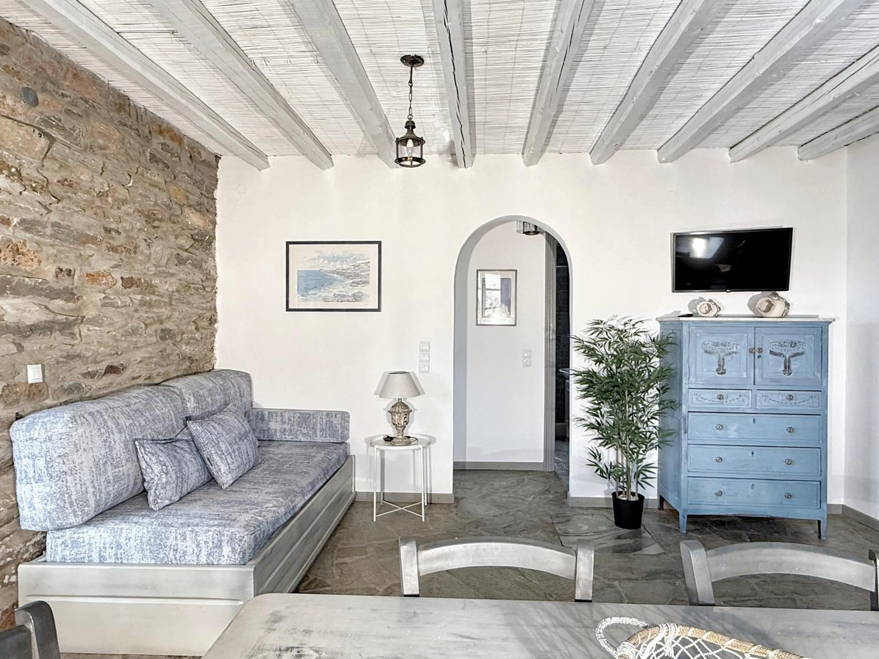 TV and multimedia in The Traditional Stone Villa