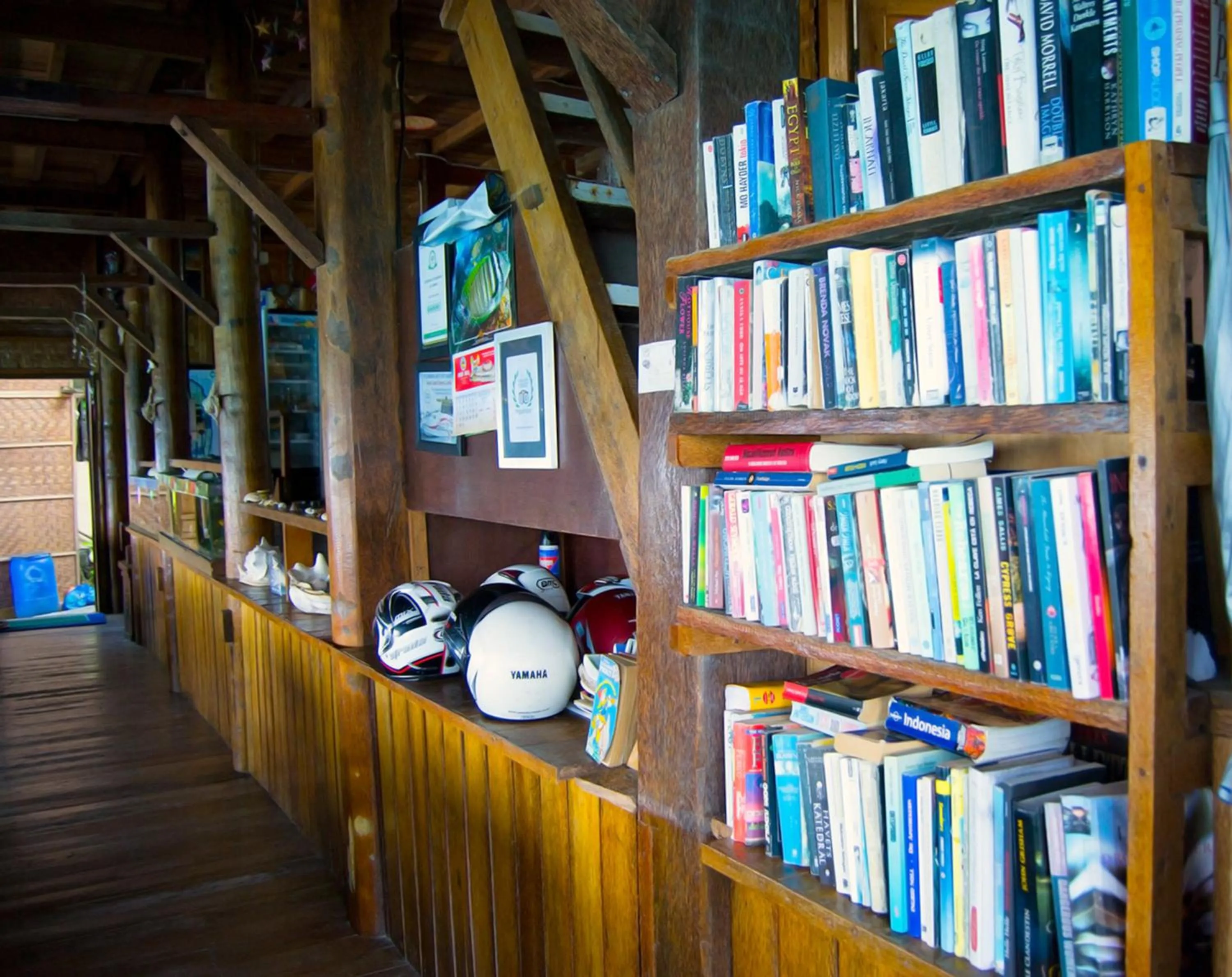 Library in Freddies Santai Sumurtiga