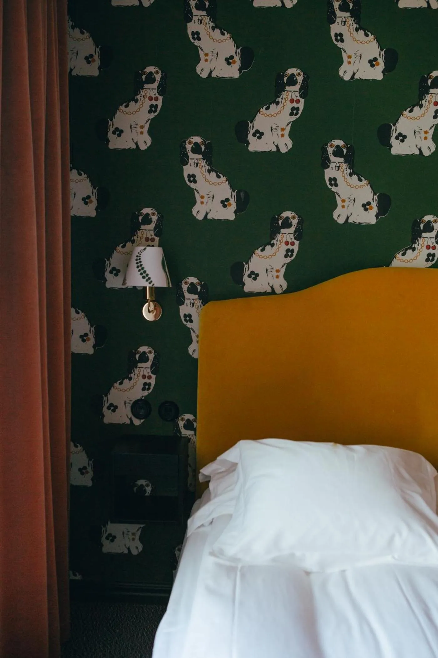 Property building, Bed in Hotel Flora