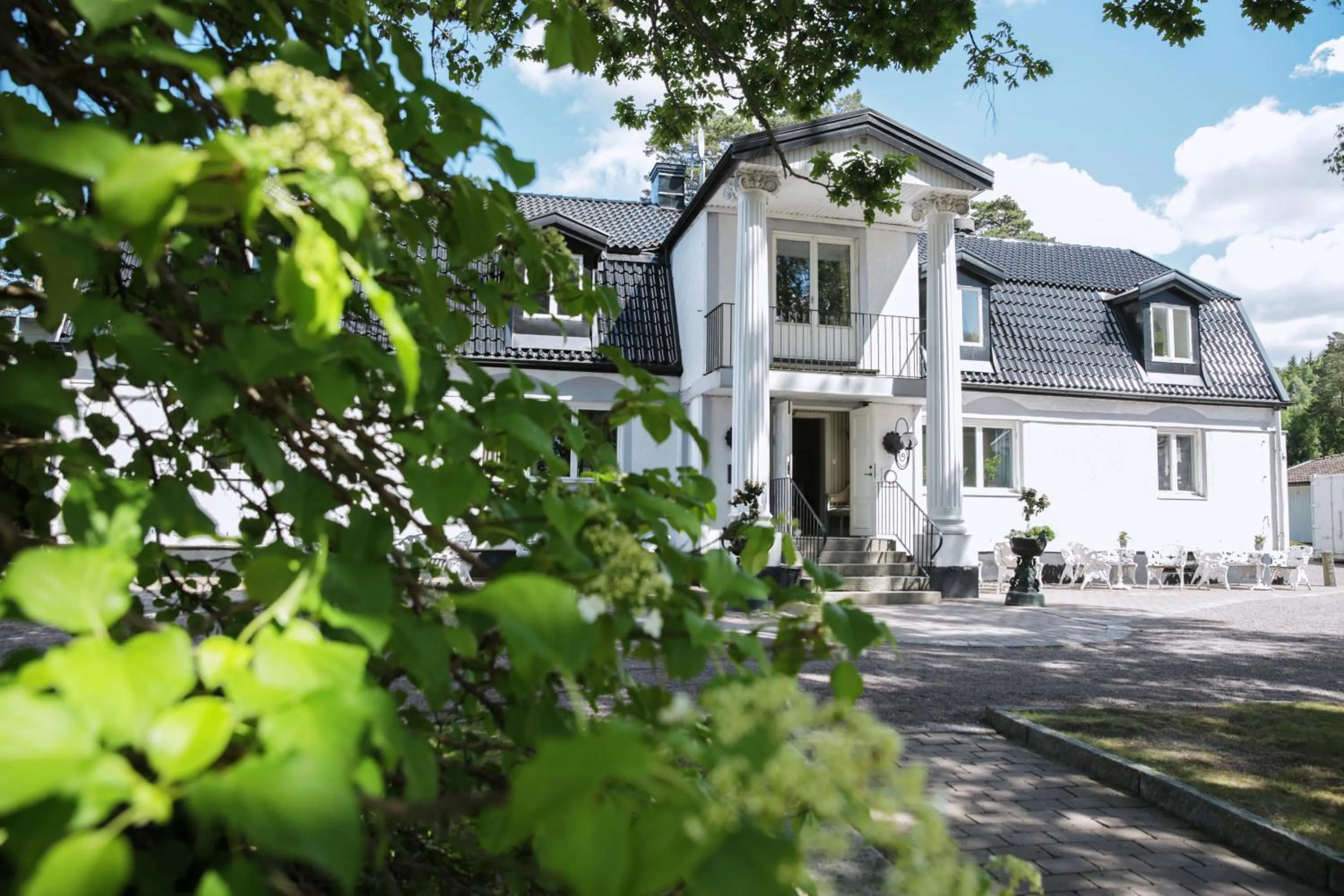 Facade/entrance in Hällsnäs Hotell & Restaurang