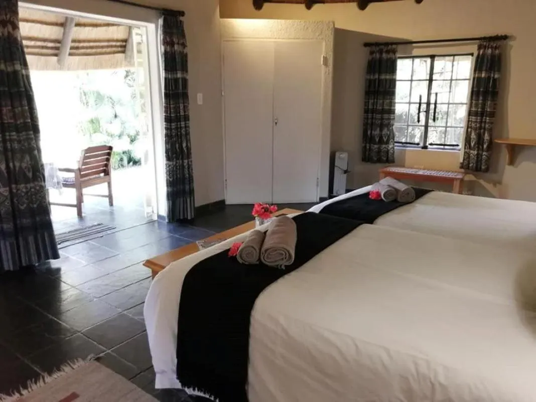 Photo of the whole room, Bed in Idle & Wild Chalet