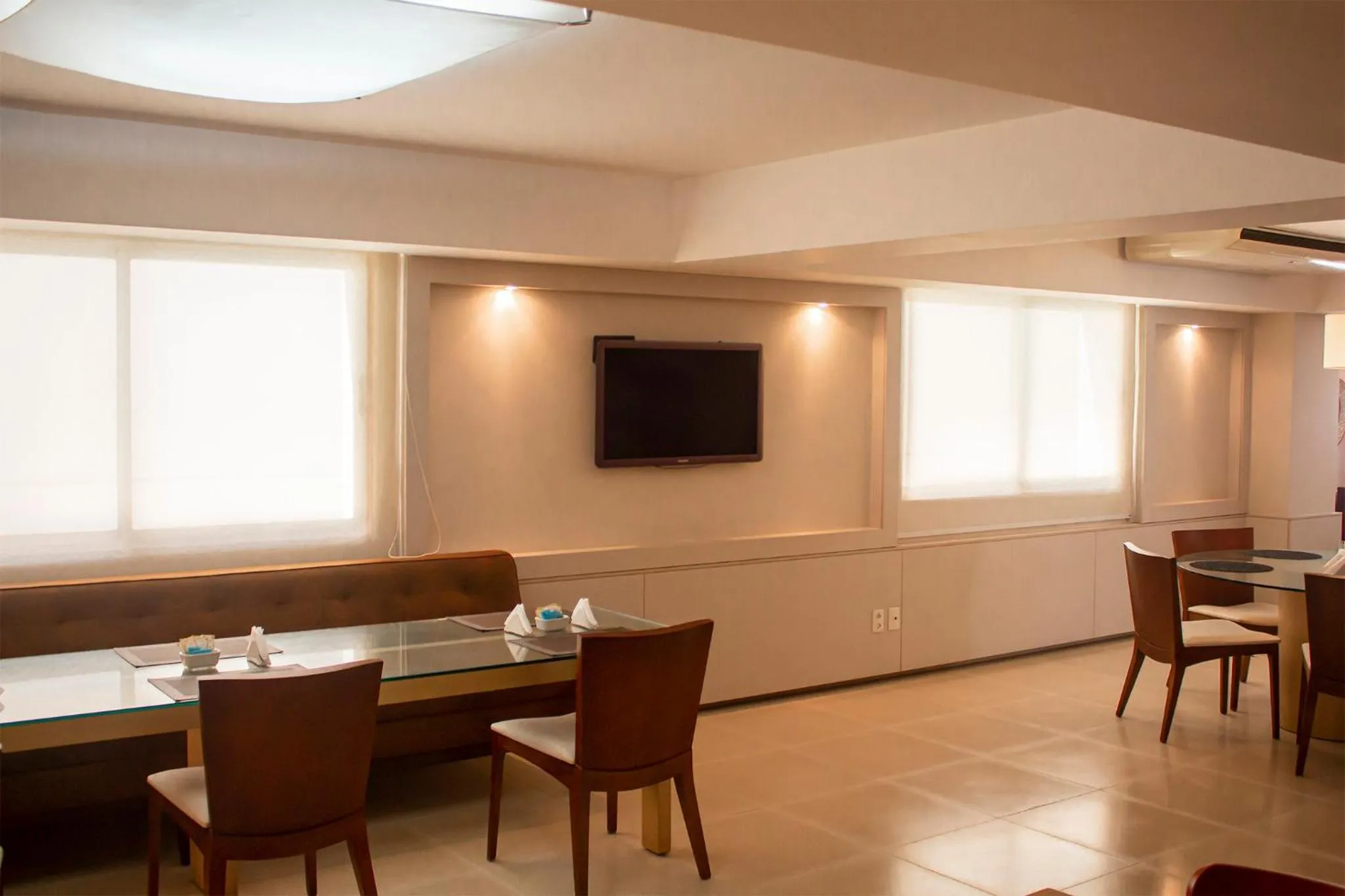 Restaurant/places to eat in Vip Hotel