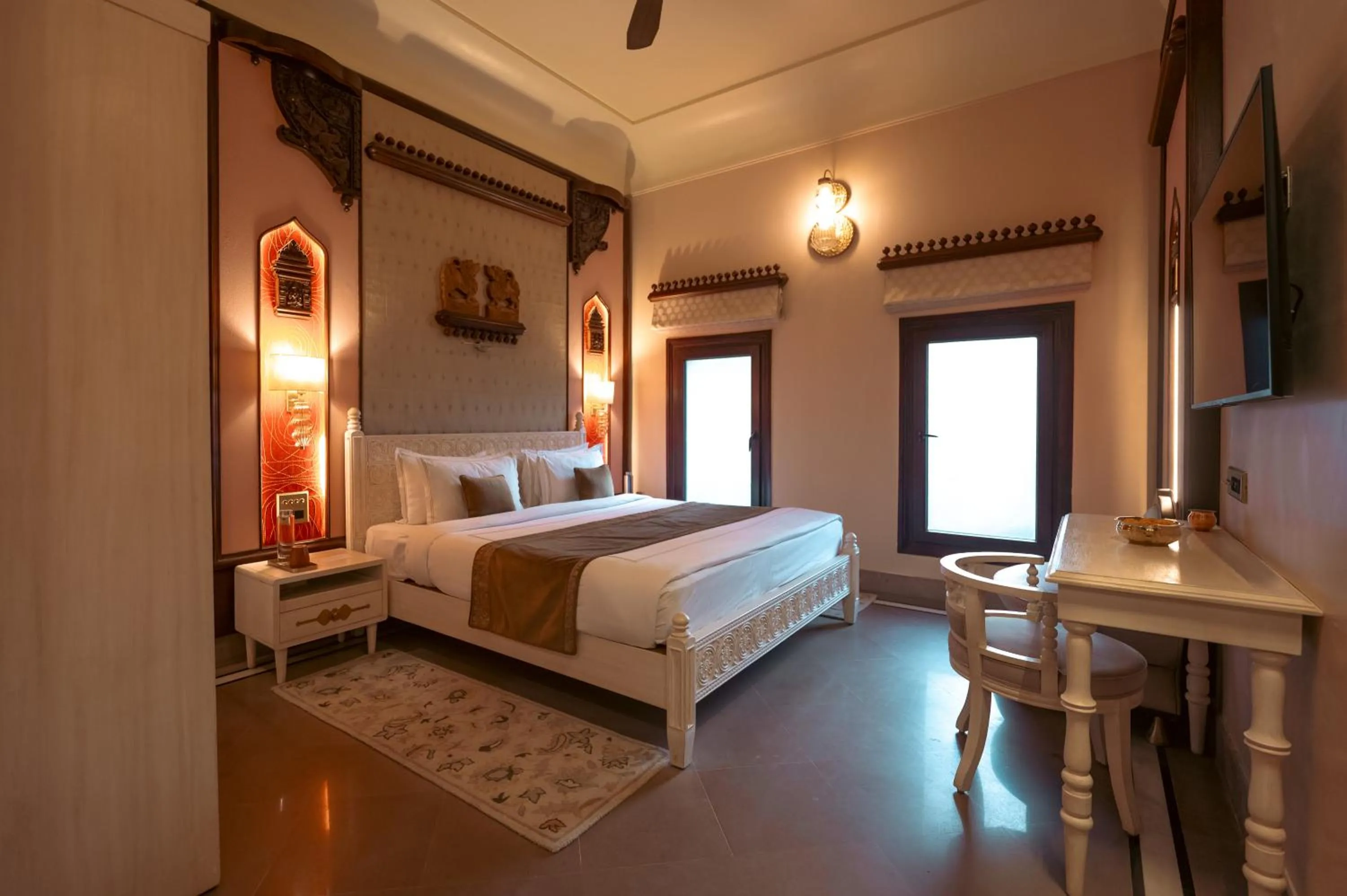 Bedroom, Bed in BrijRama Palace, Varanasi - By the Ganges