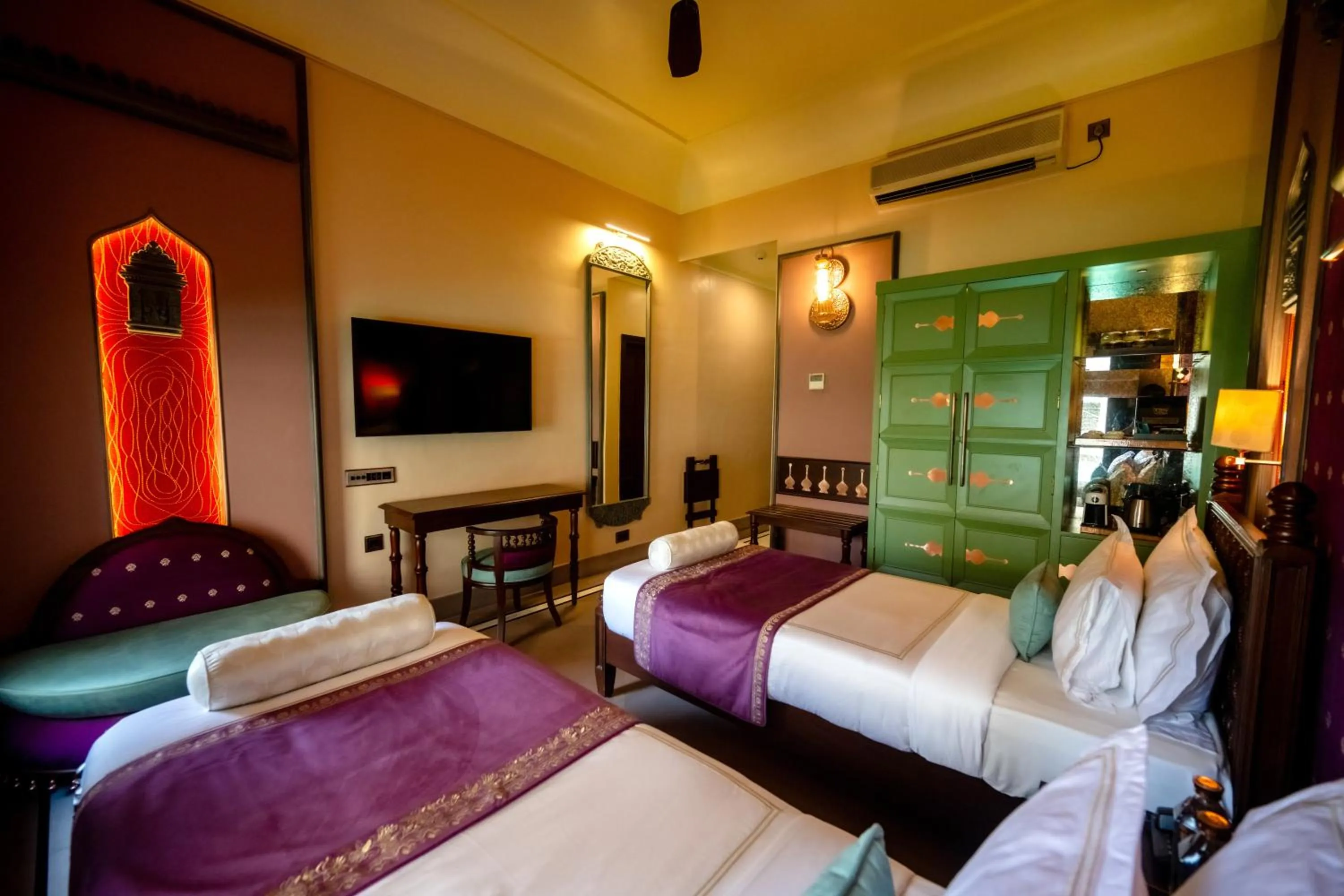 Bedroom, Bed in BrijRama Palace, Varanasi - By the Ganges