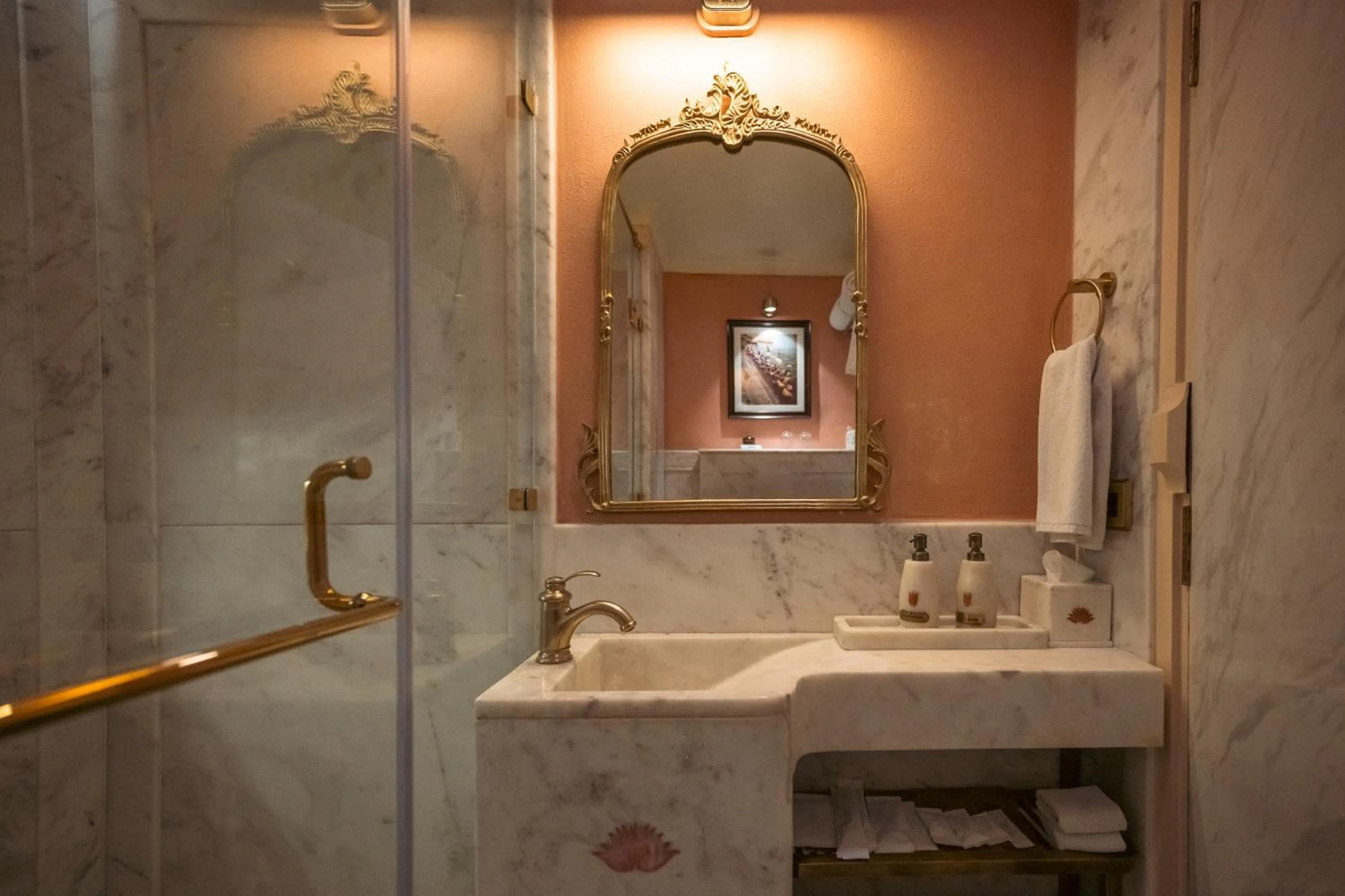 Bathroom in BrijRama Palace, Varanasi - By the Ganges