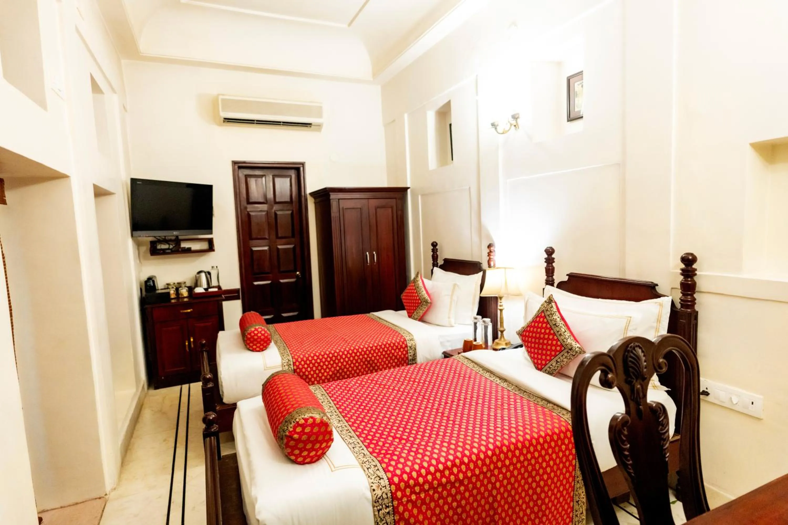 Bed in BrijRama Palace, Varanasi - By the Ganges