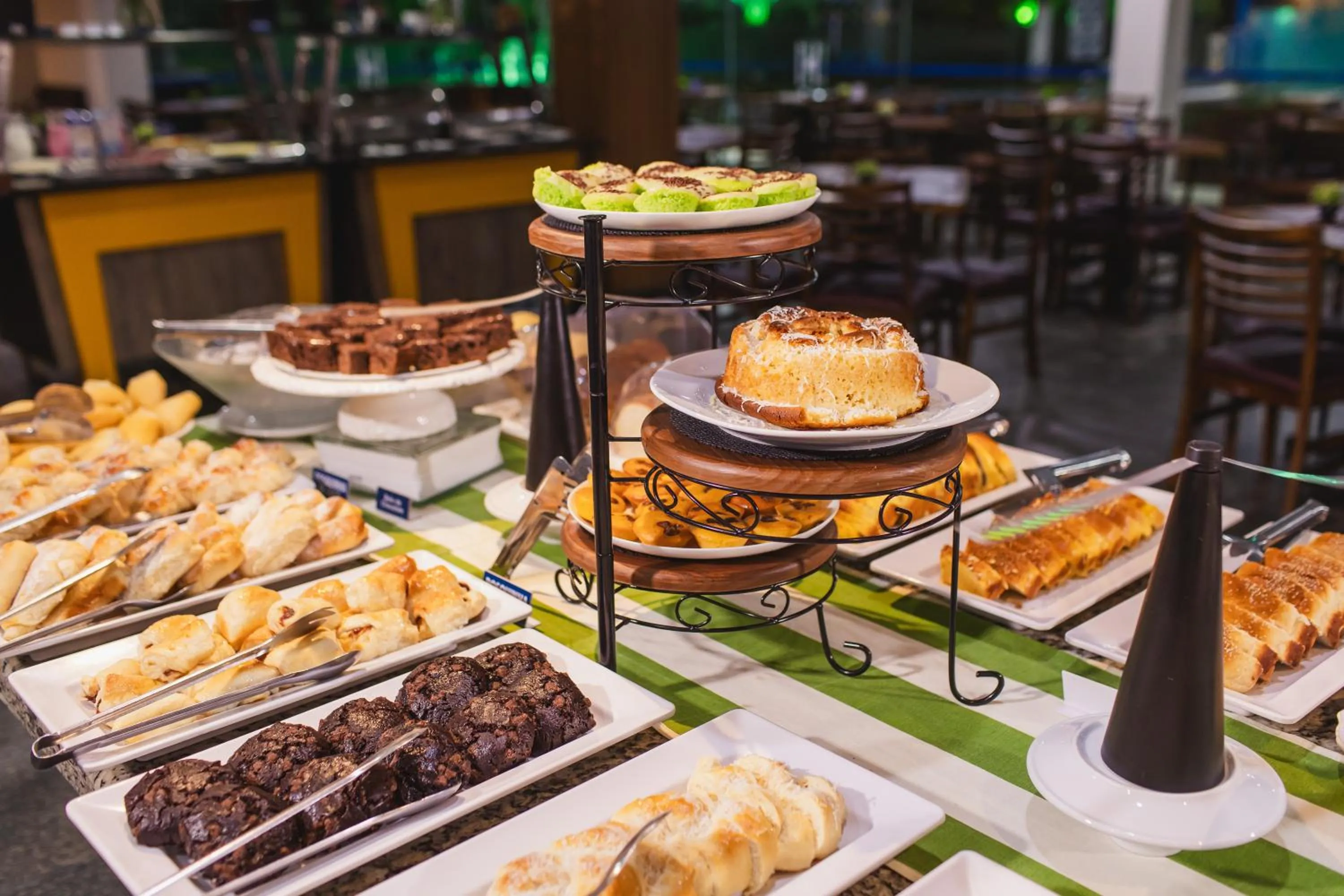 Restaurant/places to eat in Hotel Vilage Inn Ribeirão Preto & Convenções by Nacional Inn