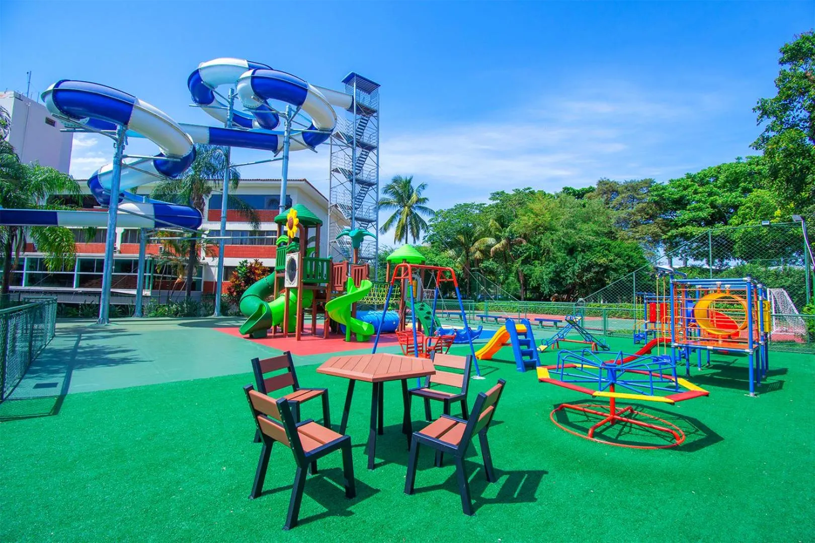 Children play ground in Hotel Vilage Inn Ribeirão Preto & Convenções by Nacional Inn
