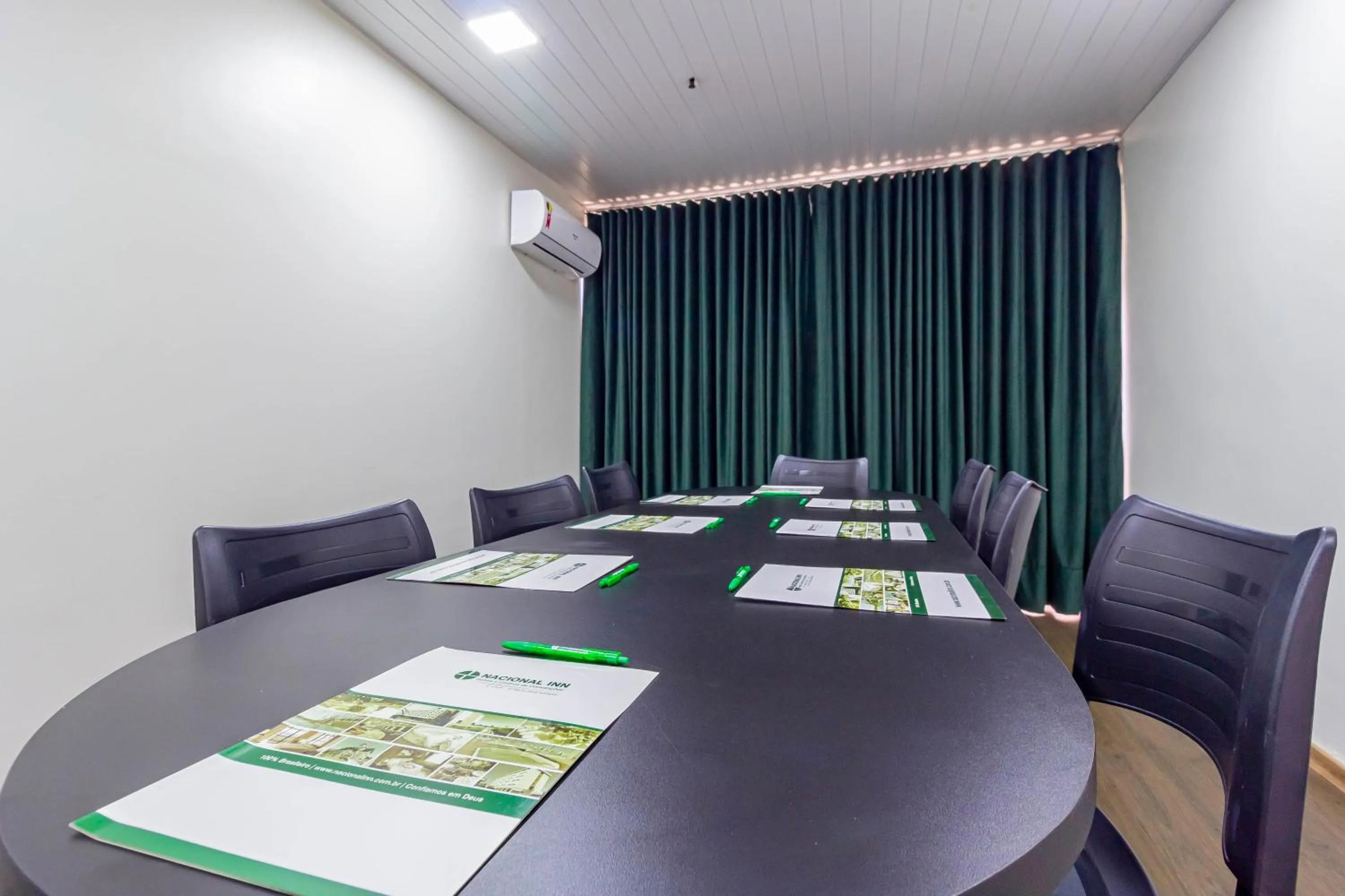 Meeting/conference room in Hotel Vilage Inn Ribeirão Preto & Convenções