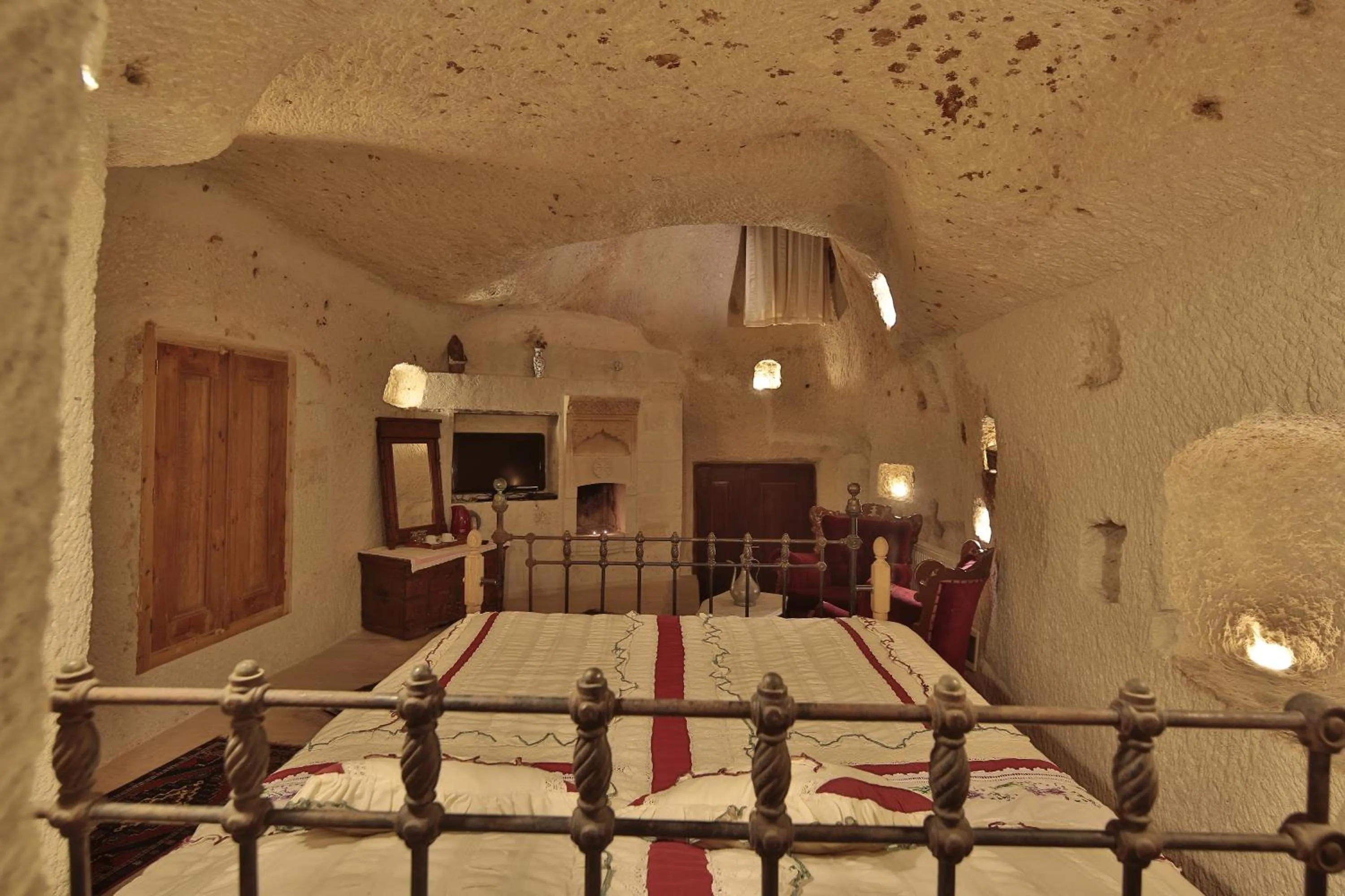 Photo of the whole room, Bed in Village Cave House Hotel