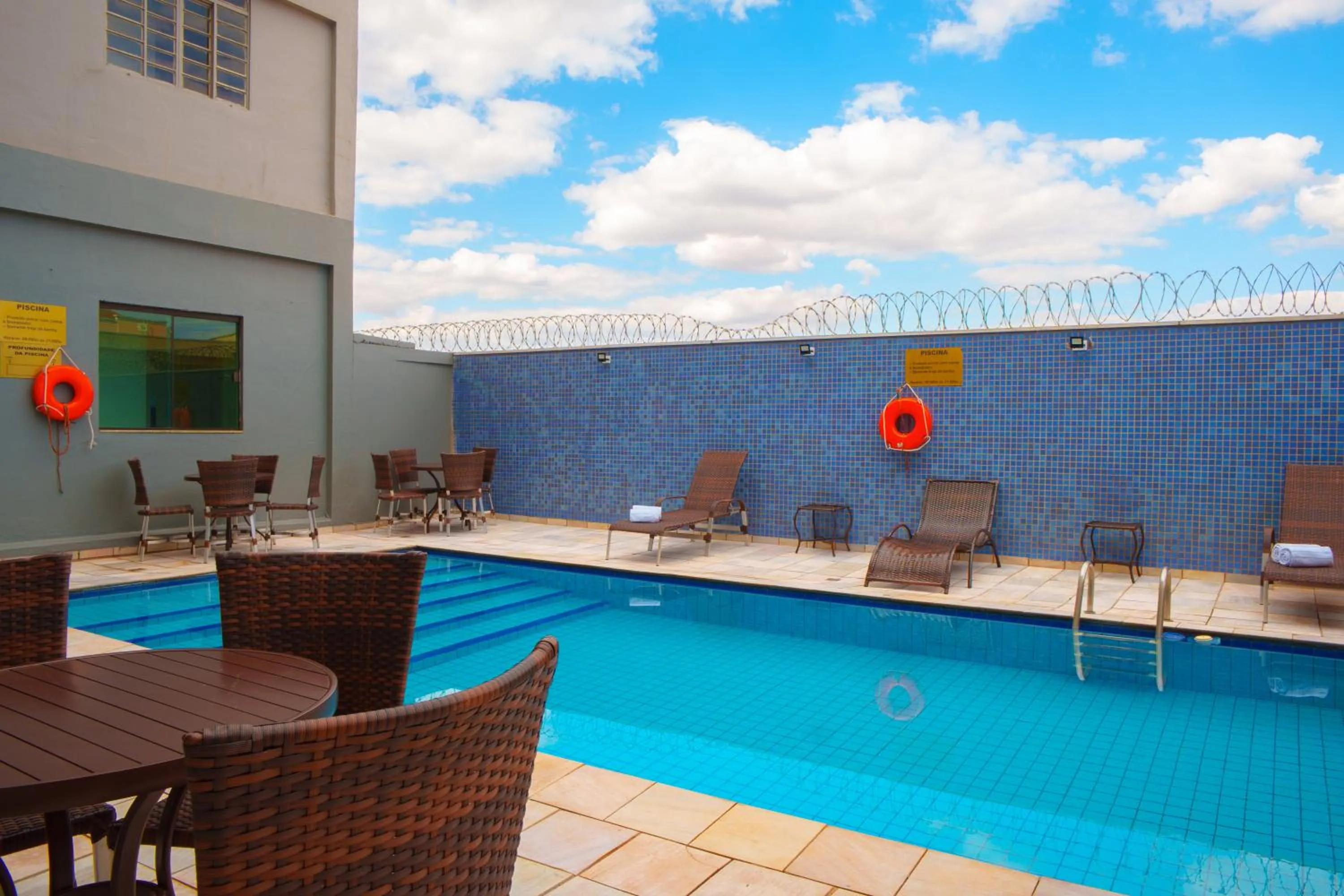 Swimming pool in Hotel Dan Inn Express Ribeirão Preto By Nacional Inn