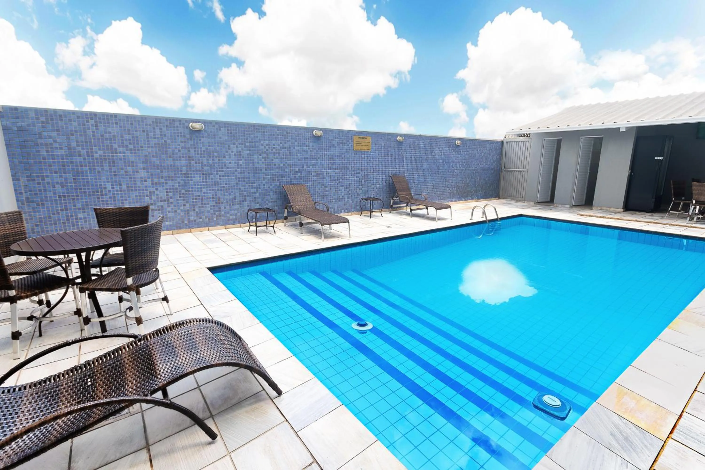 Swimming pool in Hotel Dan Inn Express Ribeirão Preto By Nacional Inn