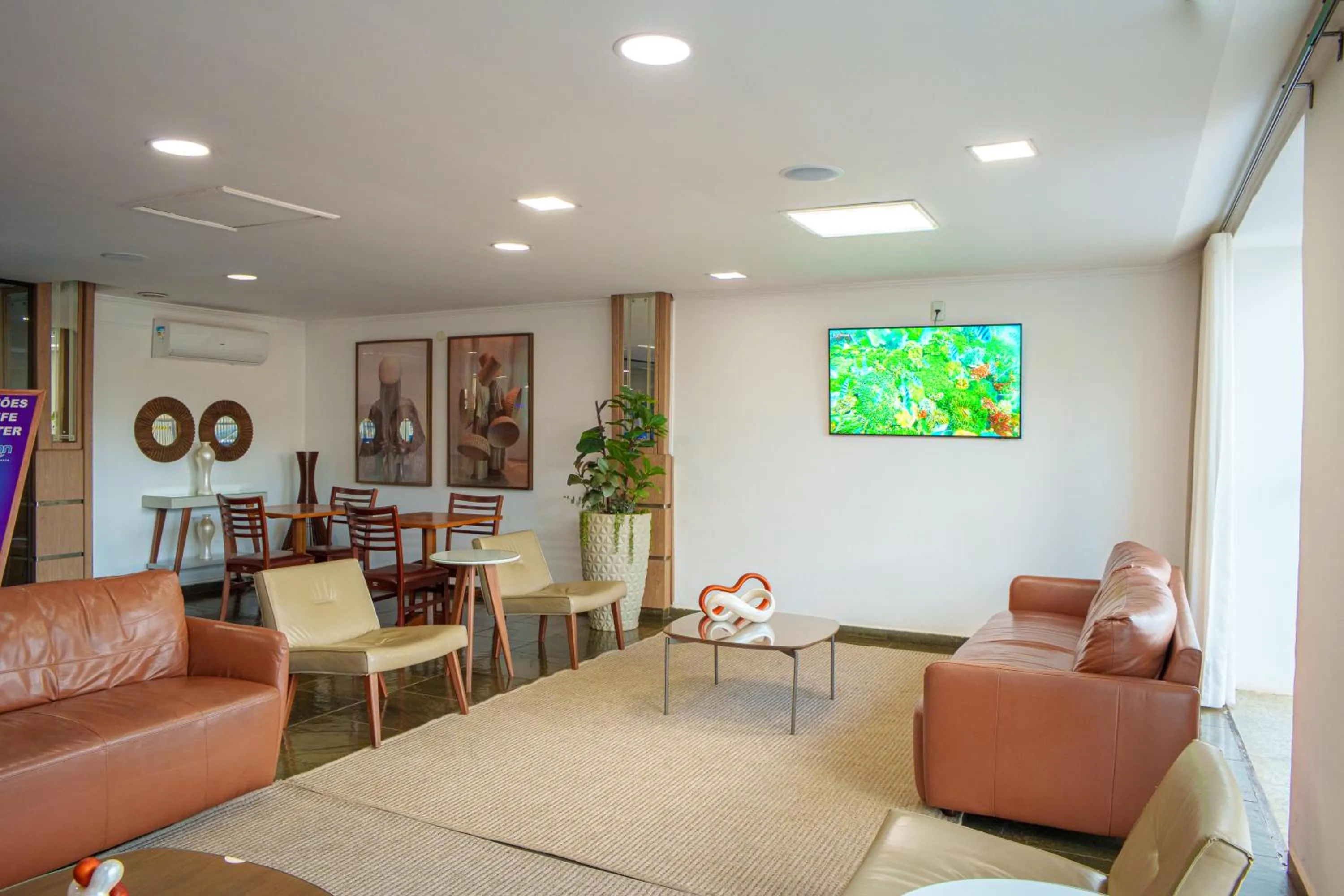 Lobby or reception in Hotel Dan Inn Express Ribeirão Preto By Nacional Inn