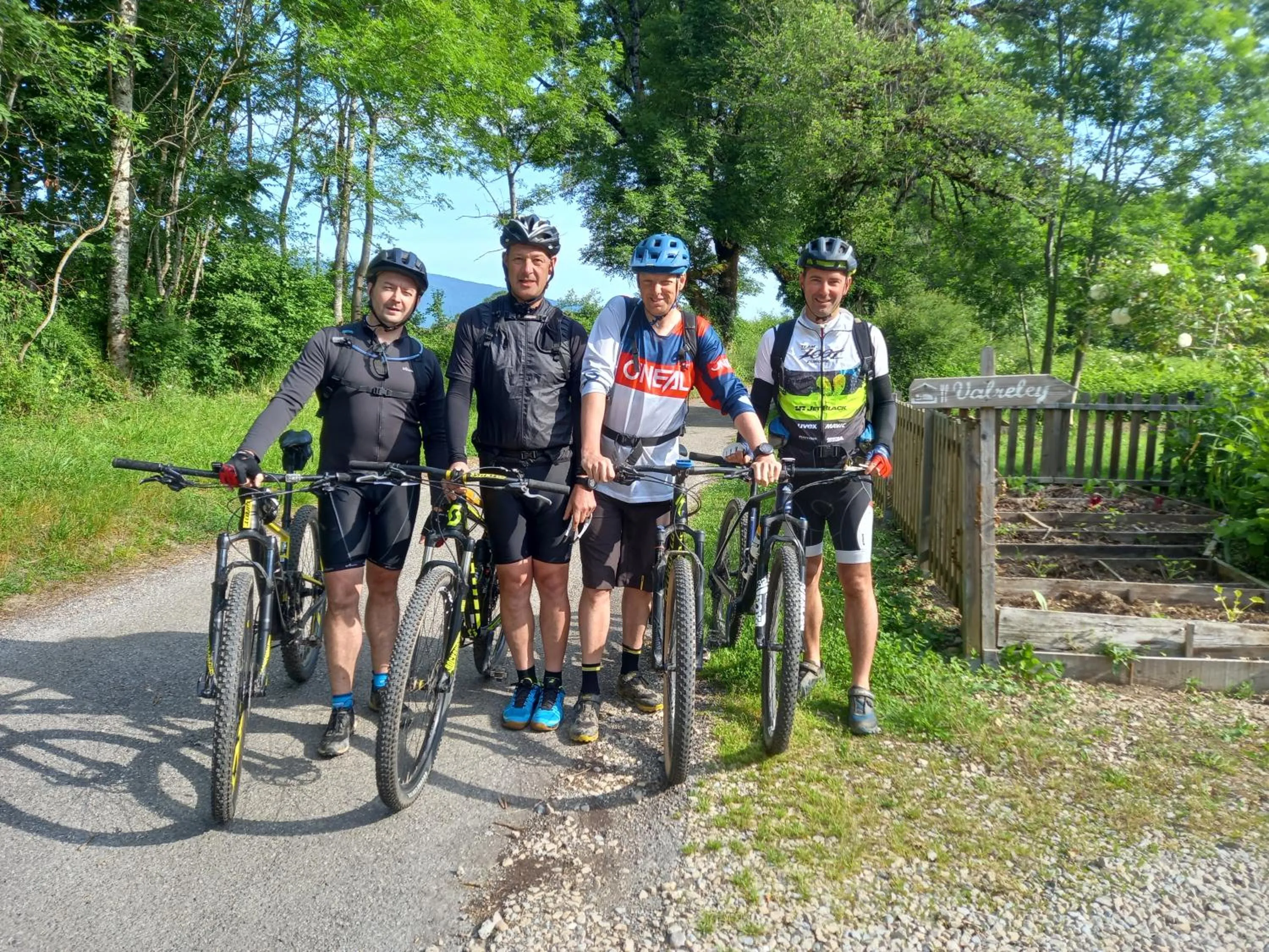 Cycling in VALRELEY, chambres et table d'hôtes eco-friendly avec bain nordique au sud du massif du Jura