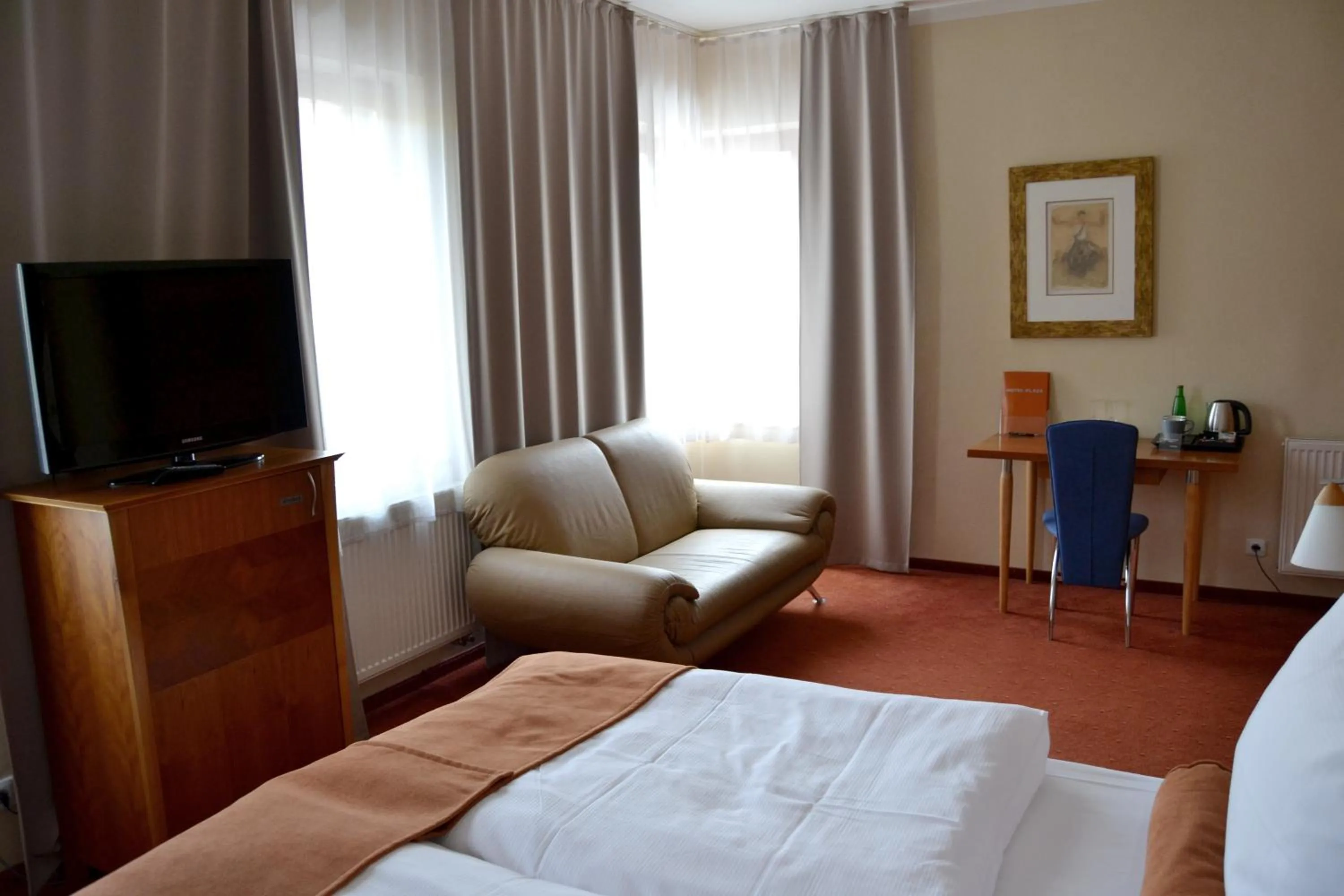 TV and multimedia, TV/Entertainment Center in Hotel Plaza