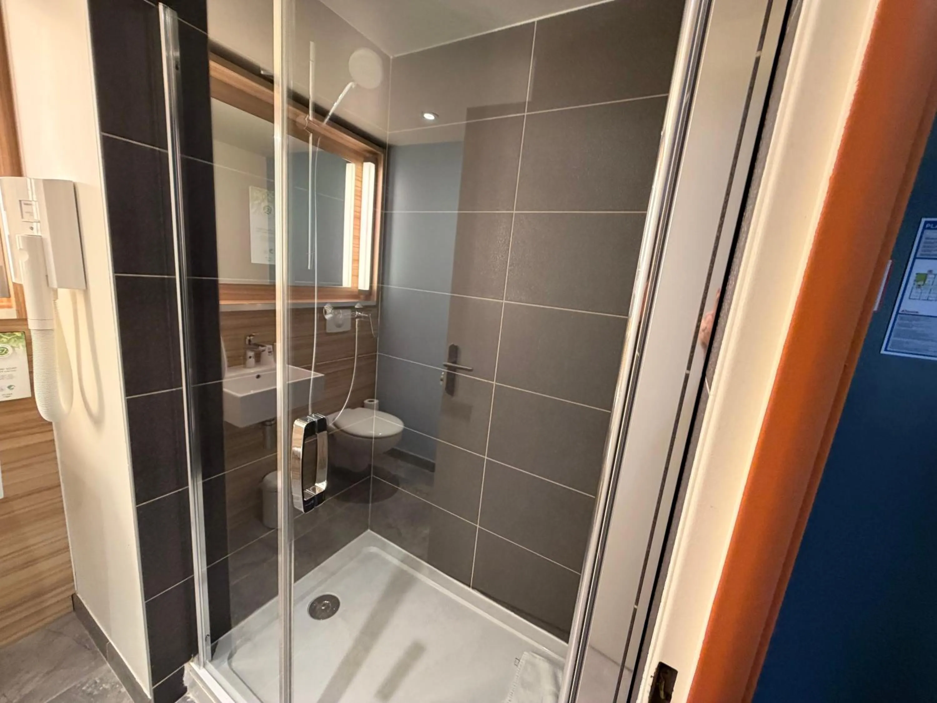 Shower in IBIS STYLES ALES CENTRE