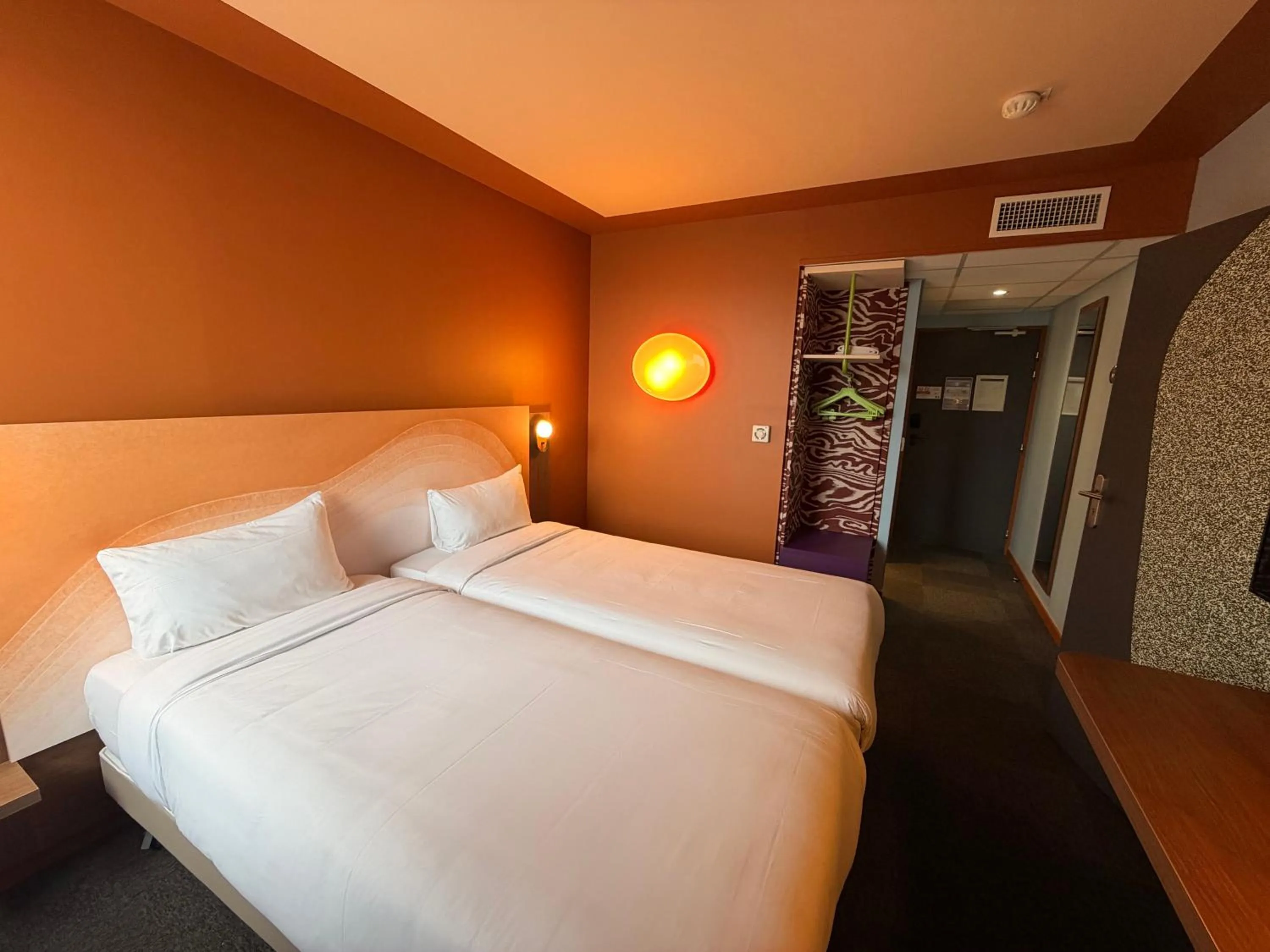 Bed in IBIS STYLES ALES CENTRE