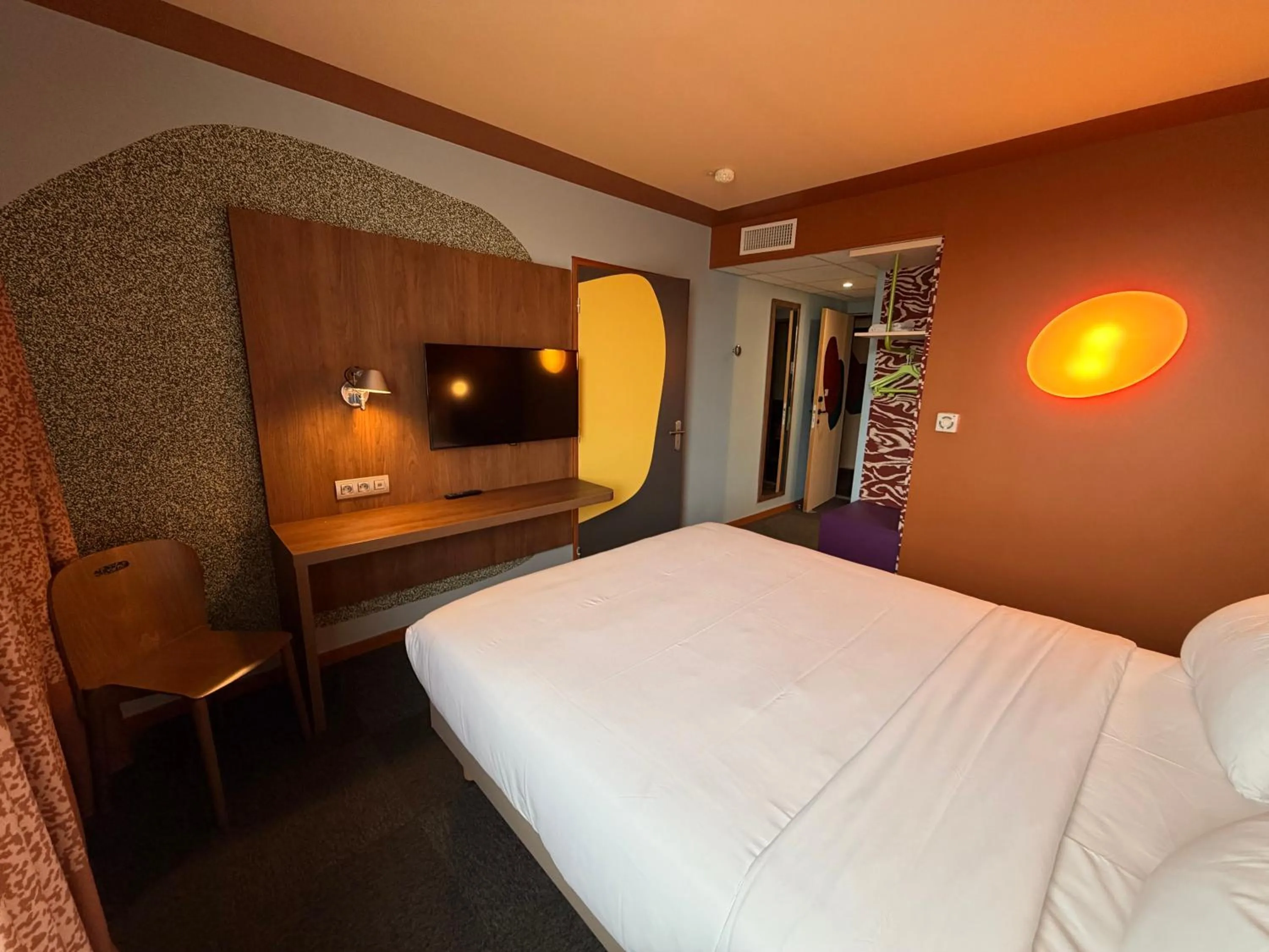 Bed in IBIS STYLES ALES CENTRE