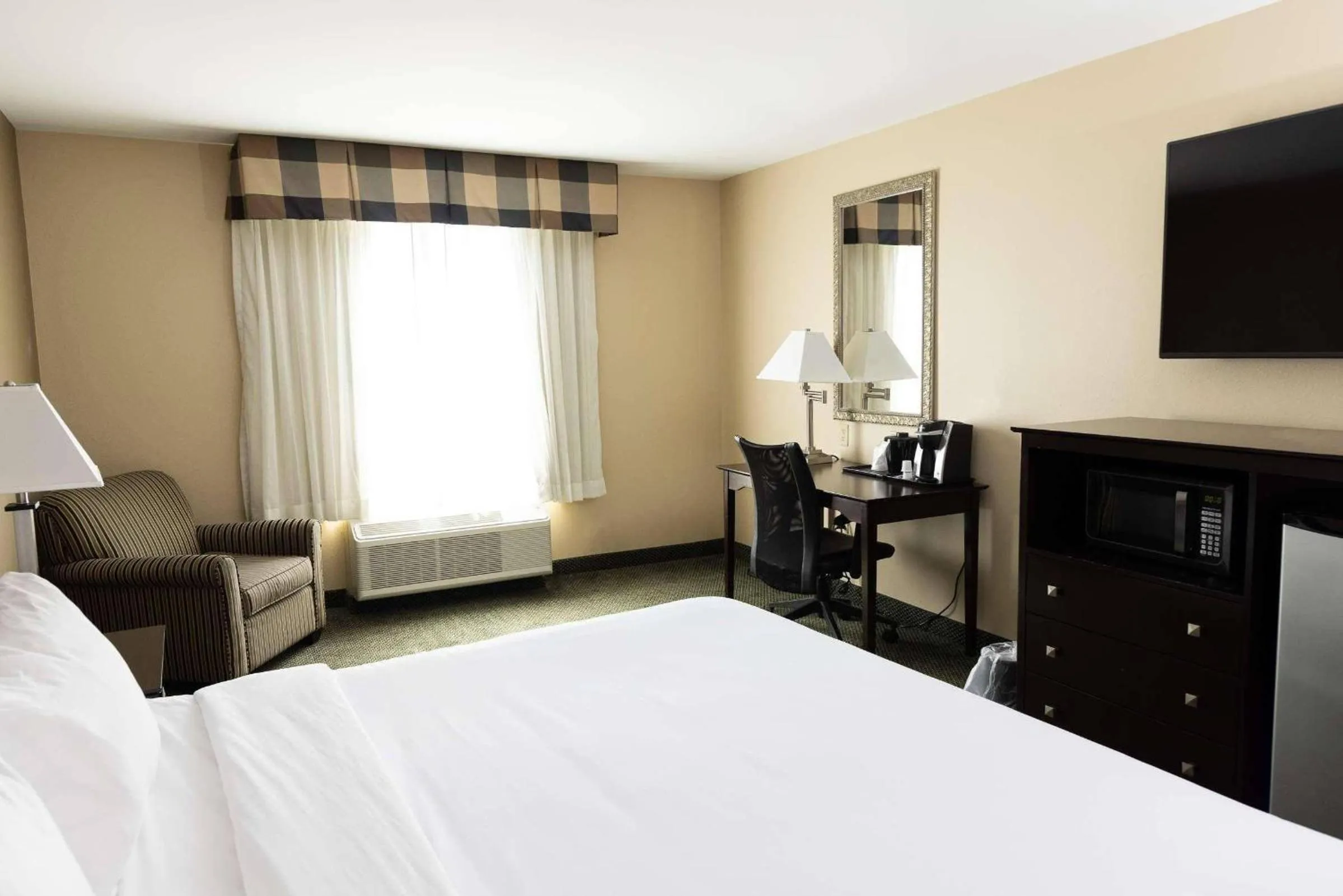 Bedroom, Bed in Country Inn & Suites Etown