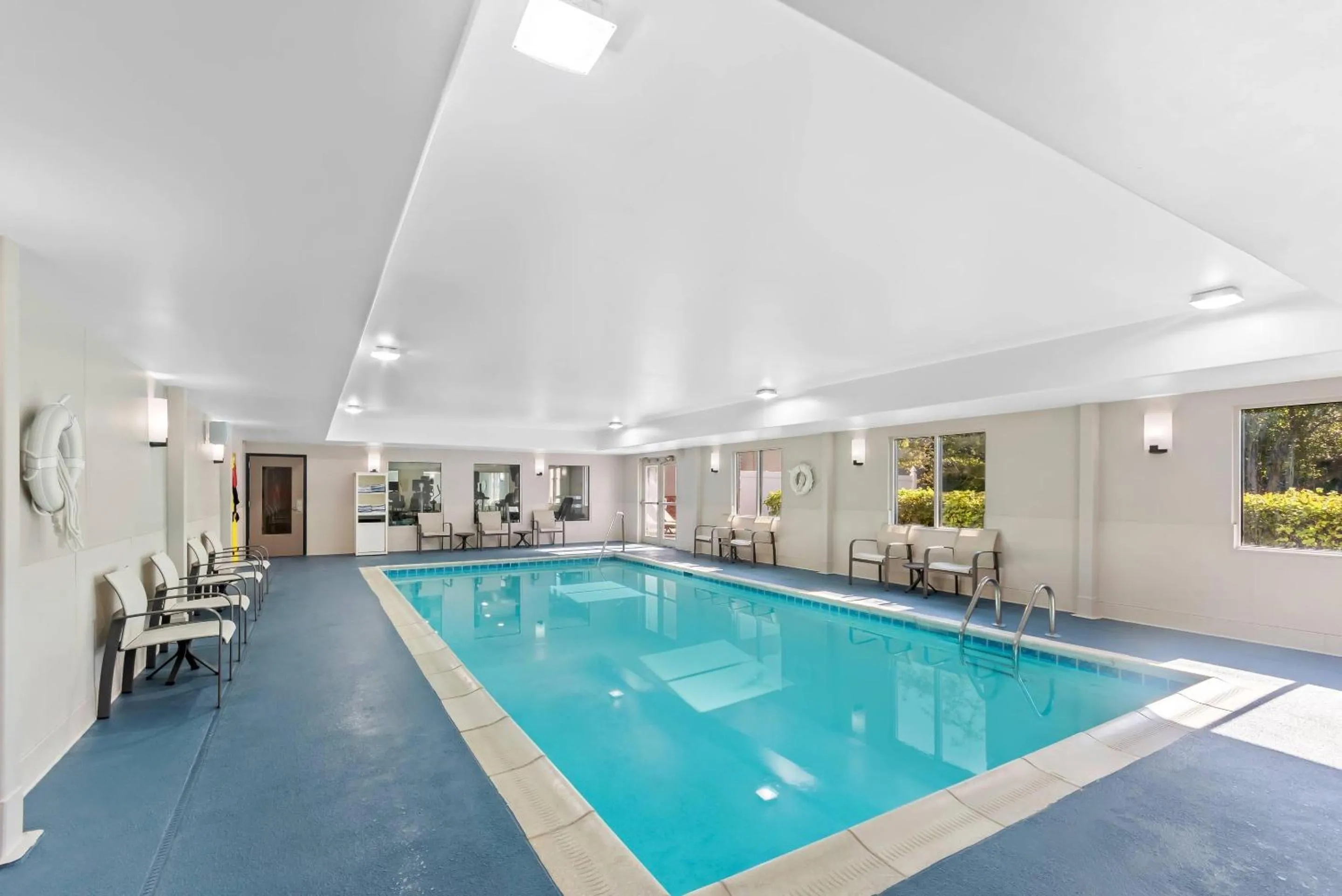 Swimming pool in Country Inn & Suites Etown