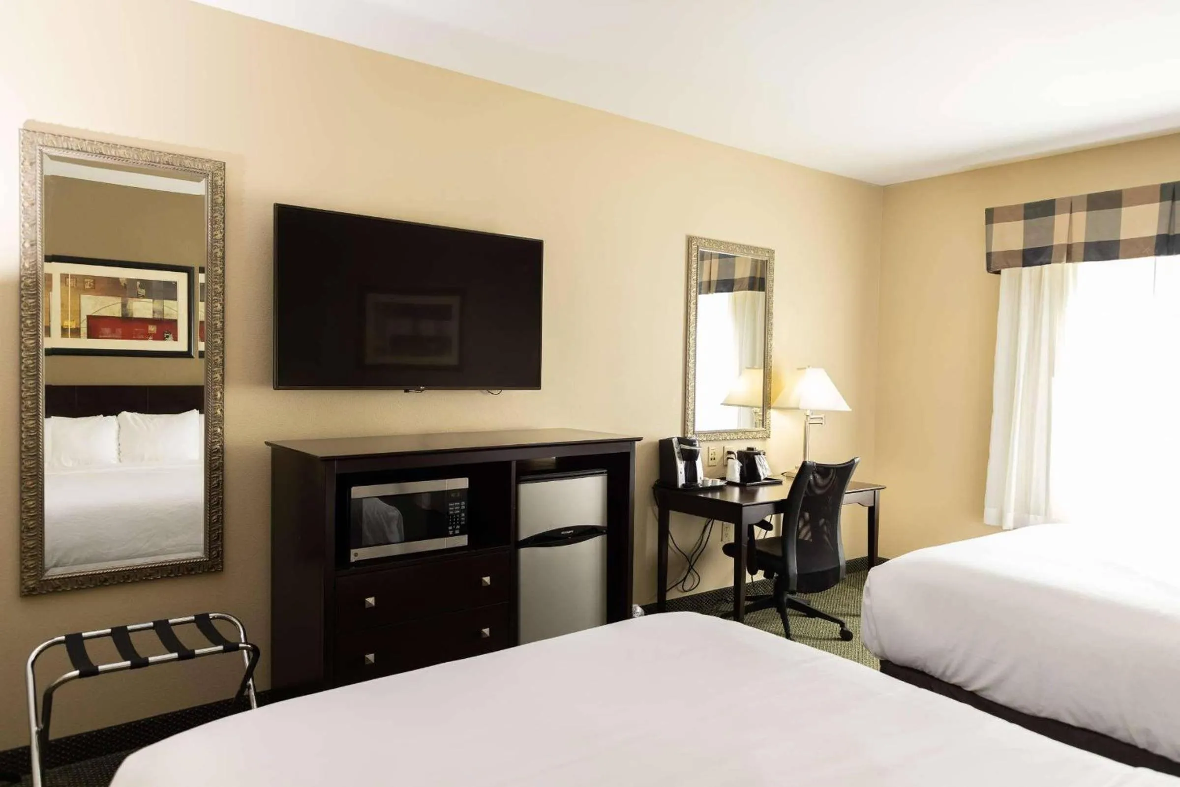 Bedroom, Bed in Country Inn & Suites Etown