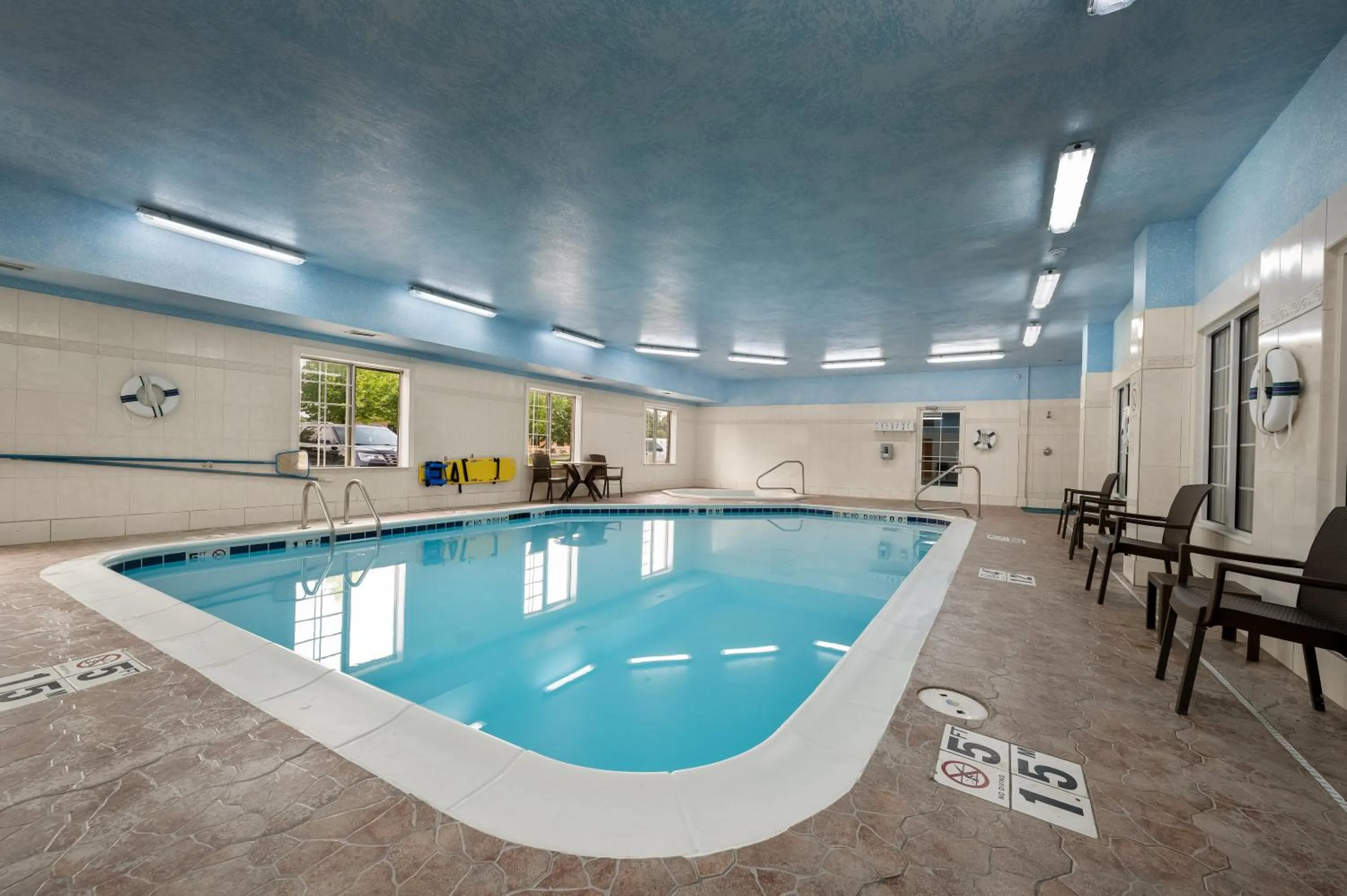 Swimming pool in Comfort Inn & Suites