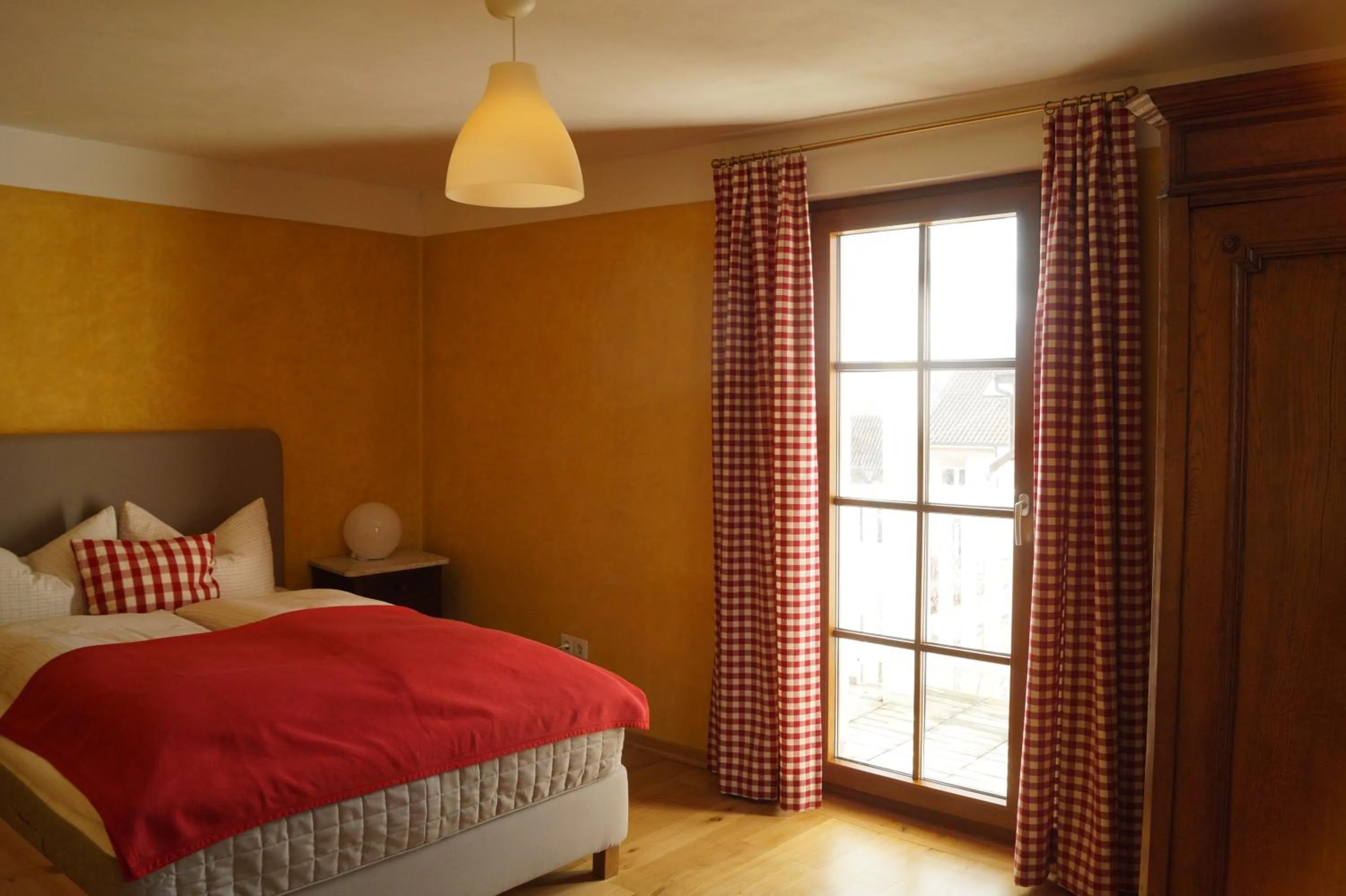 Bedroom, Bed in Petite Bellevue