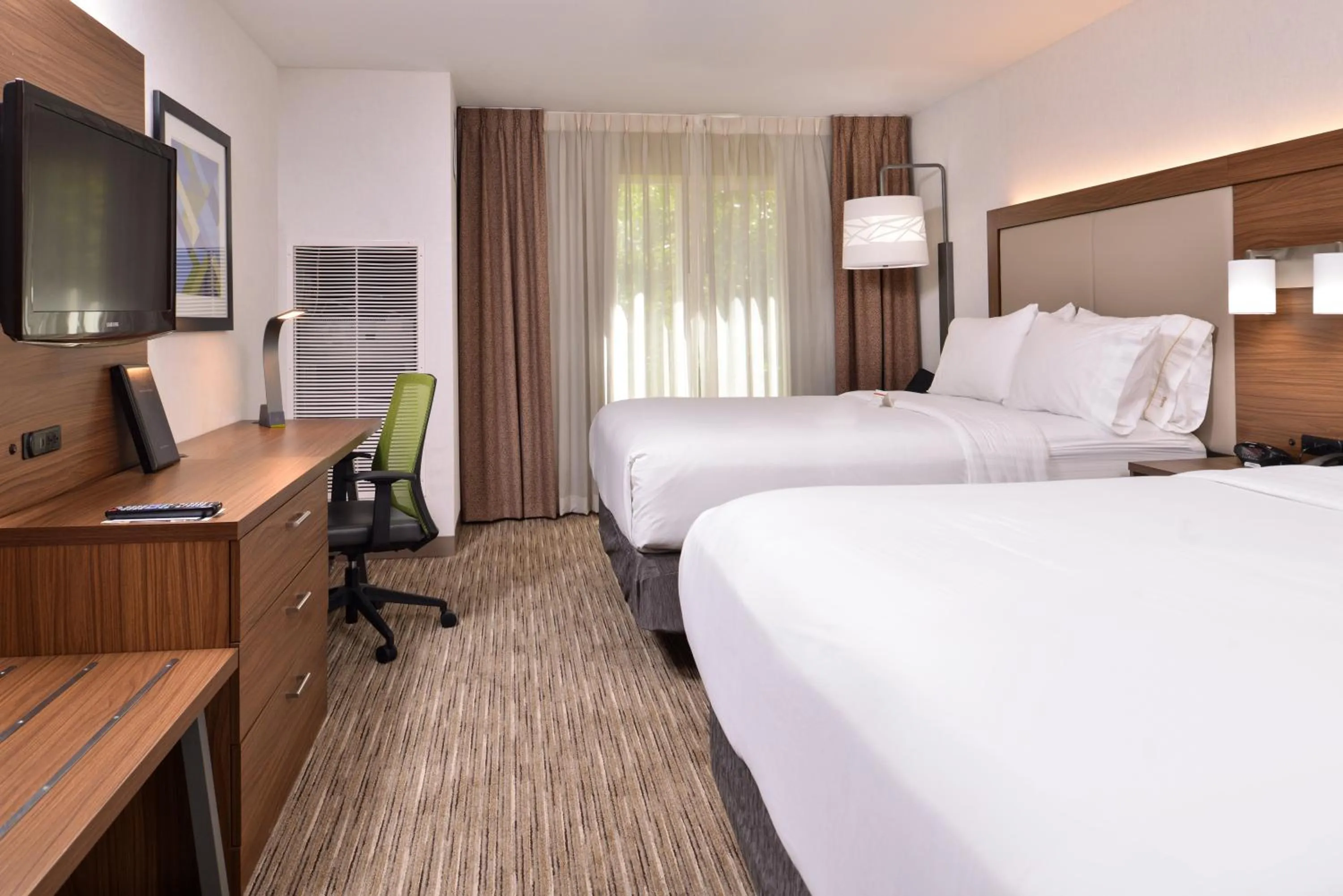 Photo of the whole room, Bed in Holiday Inn Express & Suites Lacey - Olympia by IHG