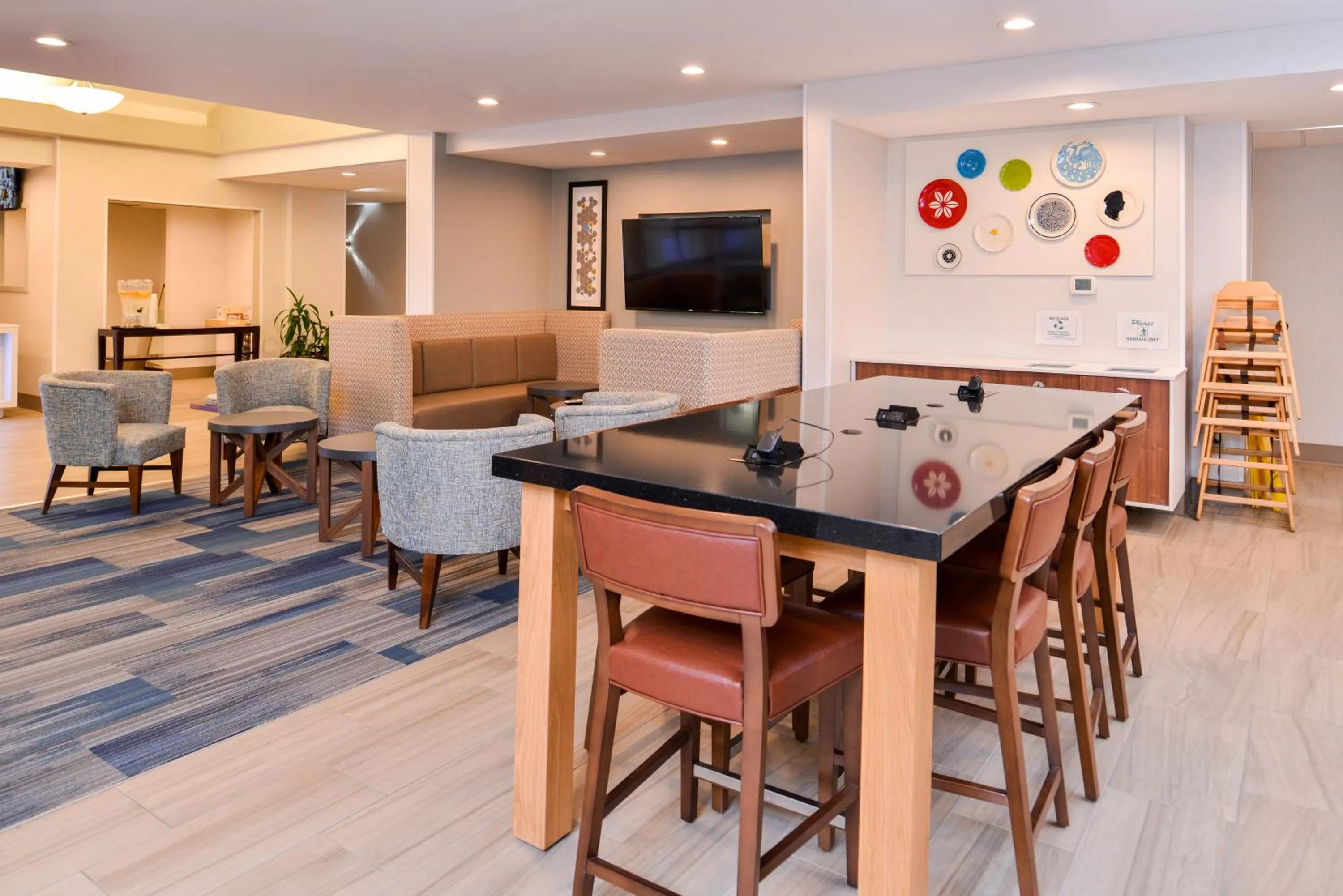 Breakfast in Holiday Inn Express & Suites Lacey - Olympia by IHG