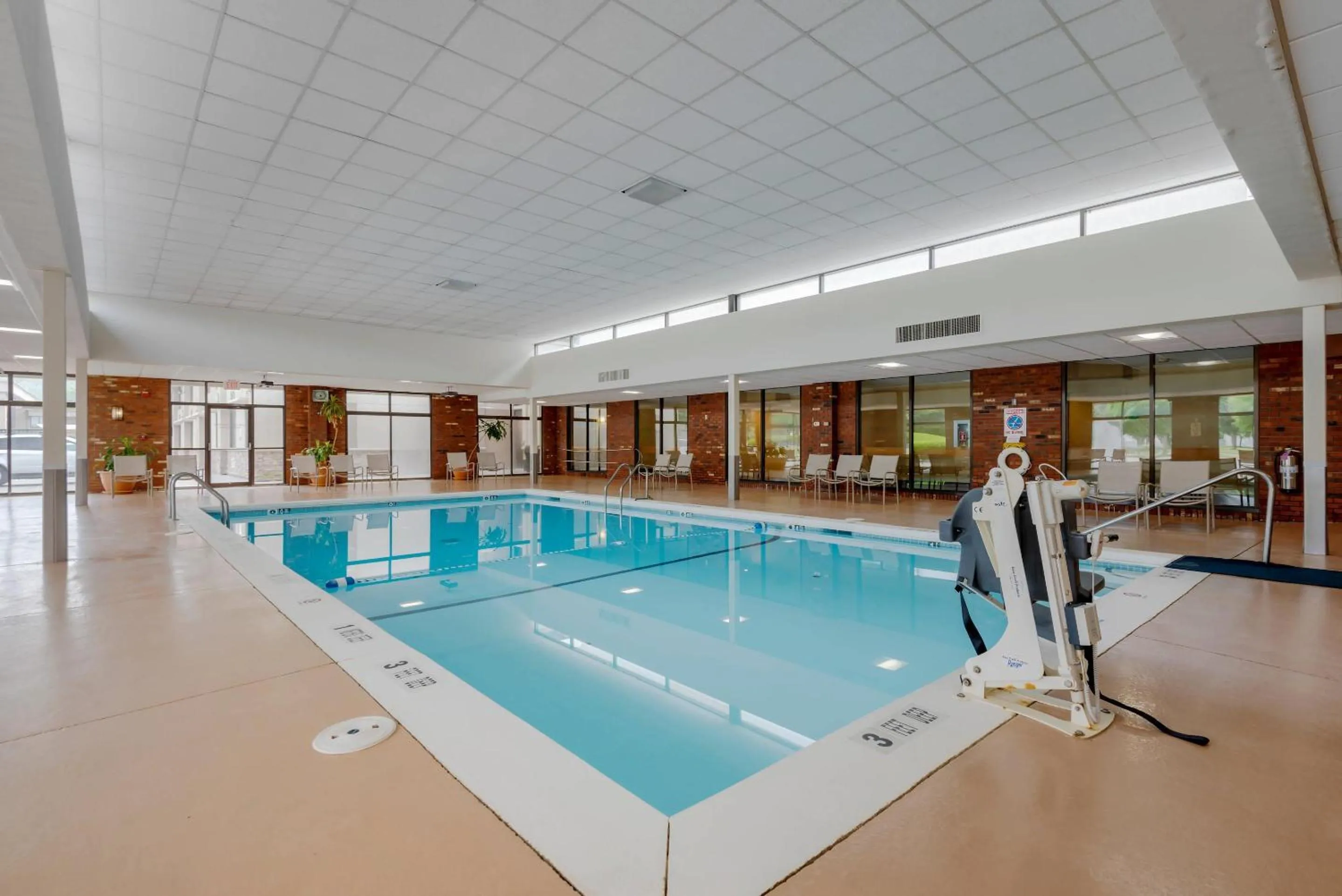 Swimming pool in Clarion Inn Elmira-Horseheads