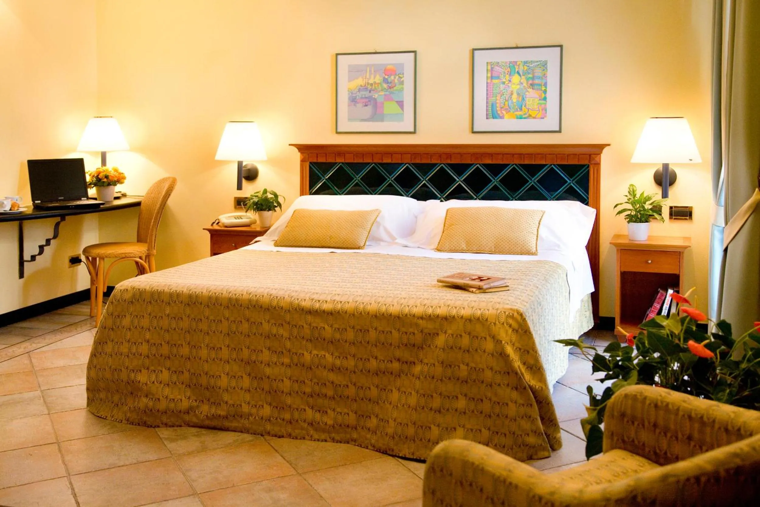 Bathroom, Bed in Hotel Savoia