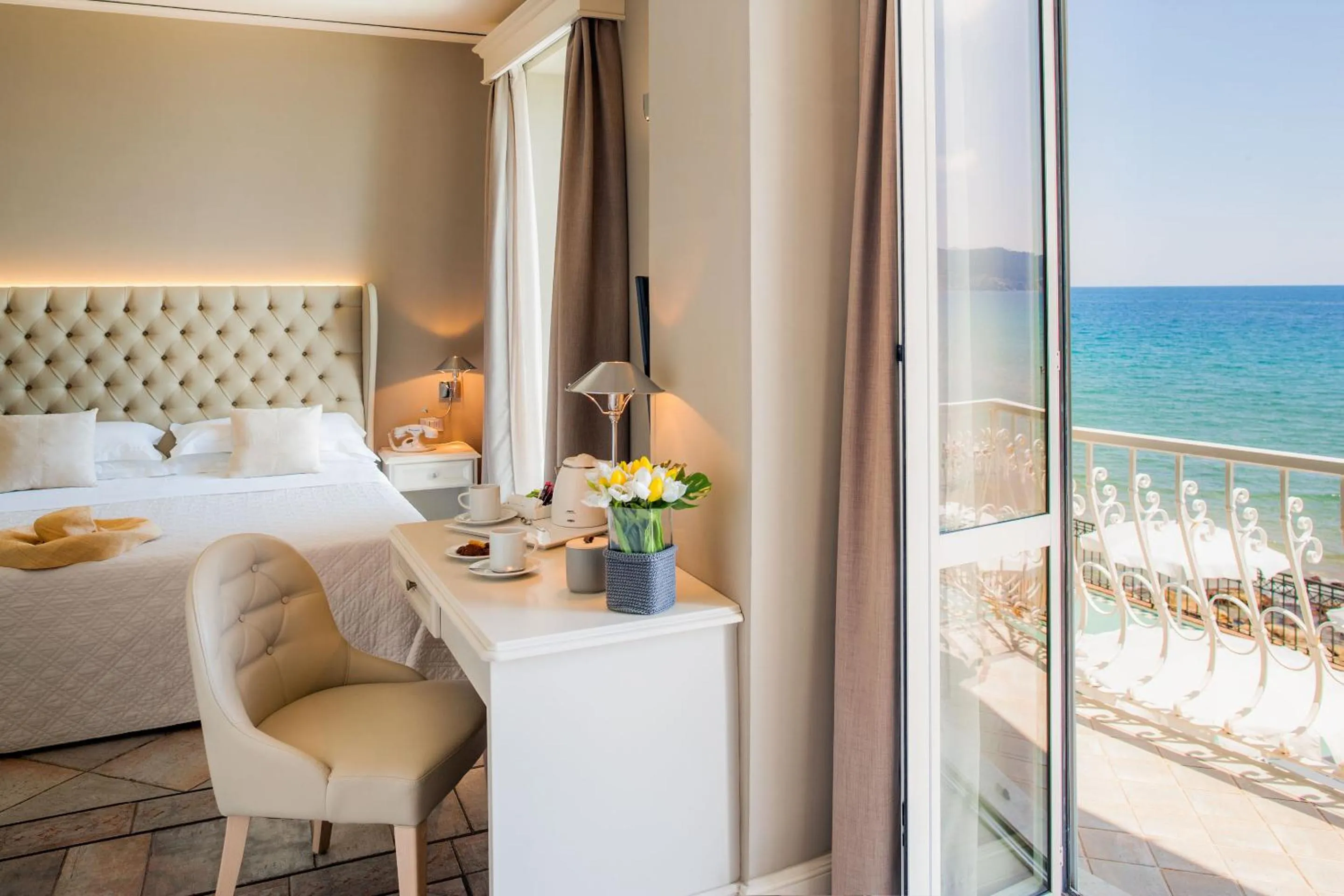 Sea view, Bed in Hotel Savoia