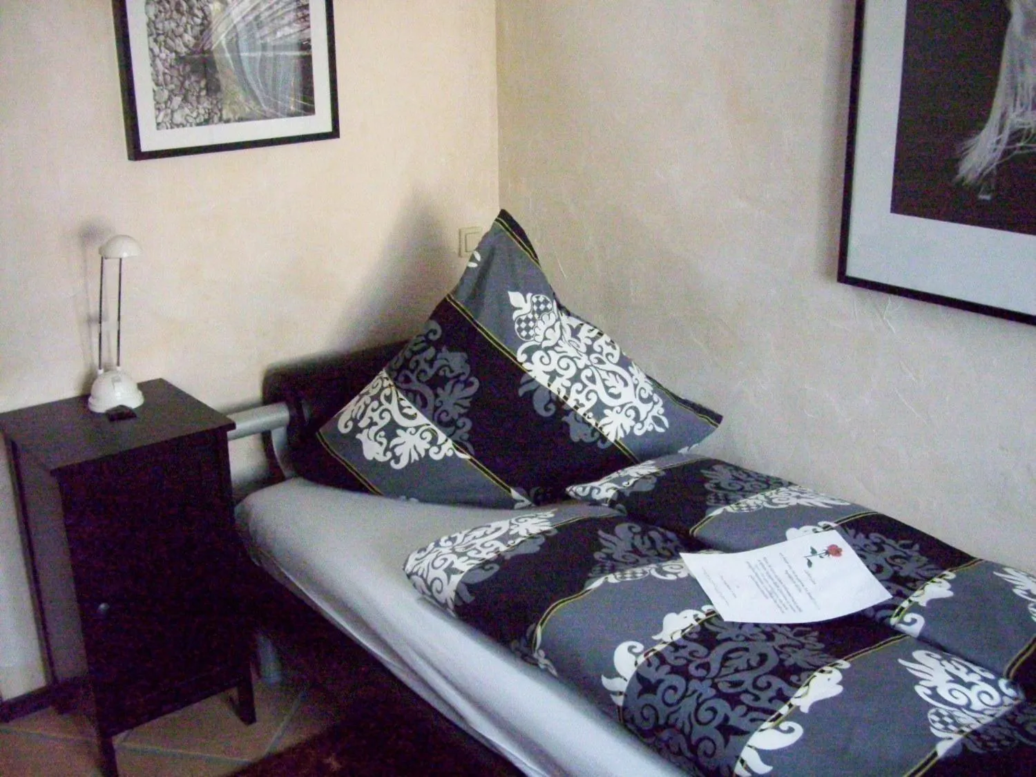 Bed in Fritzis Art Hotel