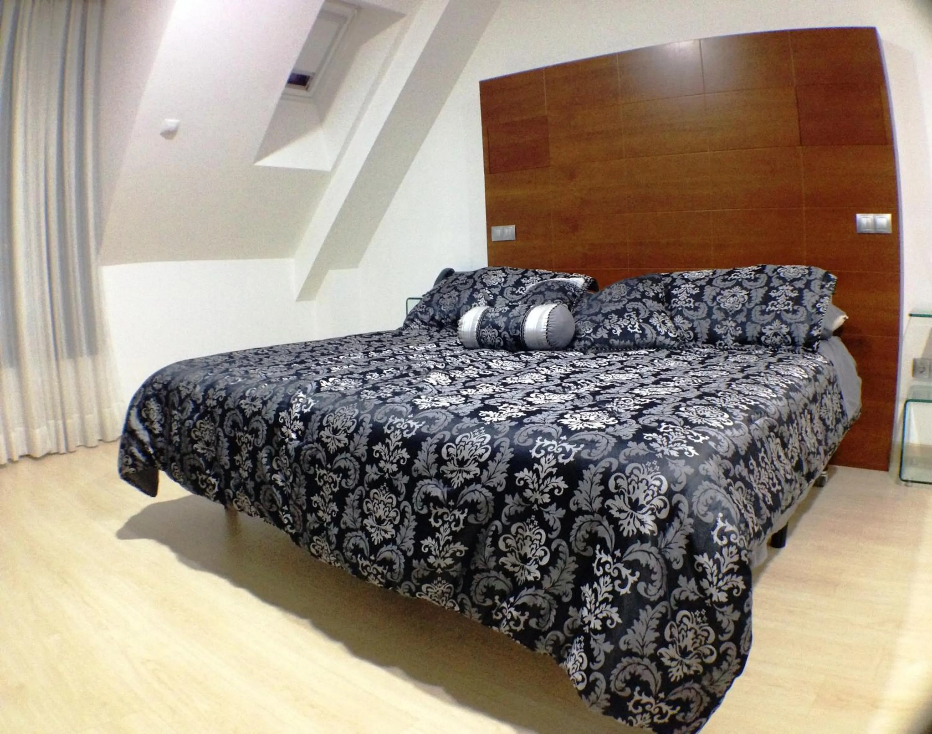 Photo of the whole room, Bed in Nap Oviedo