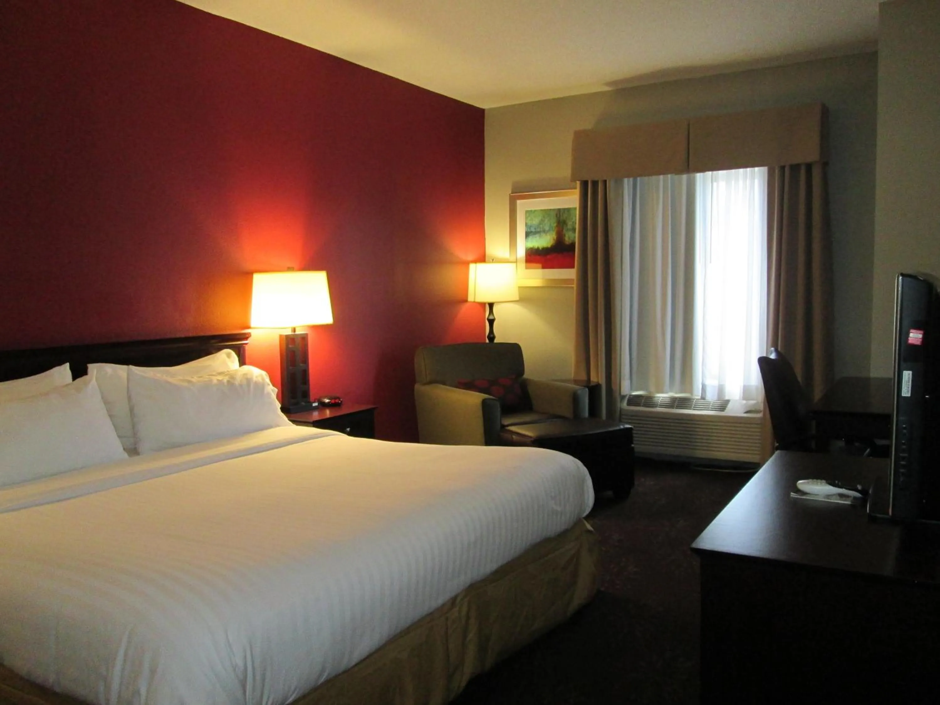 Photo of the whole room, Bed in Holiday Inn Express Cloverdale - Greencastle by IHG
