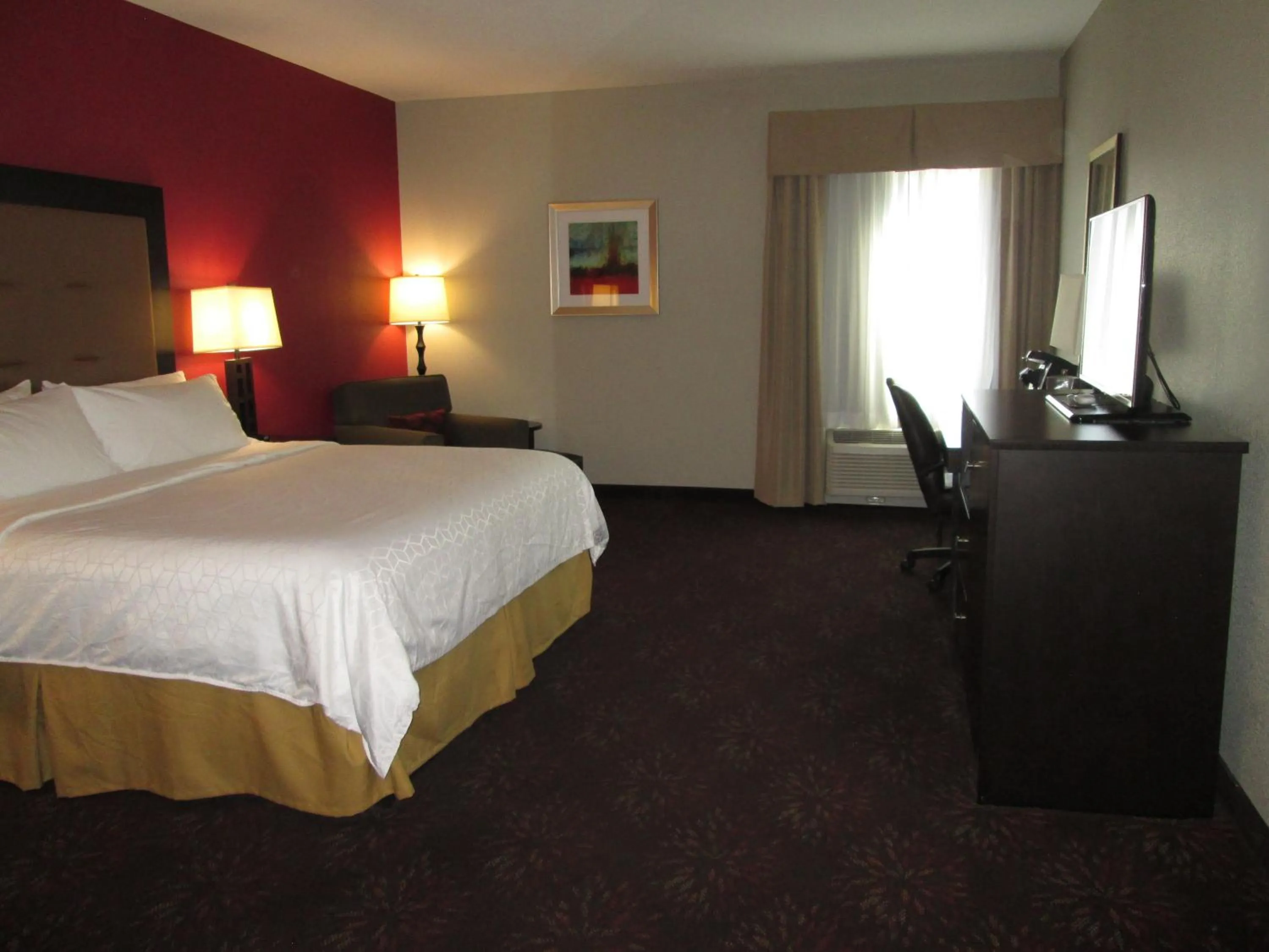 Photo of the whole room, Bed in Holiday Inn Express Cloverdale - Greencastle by IHG