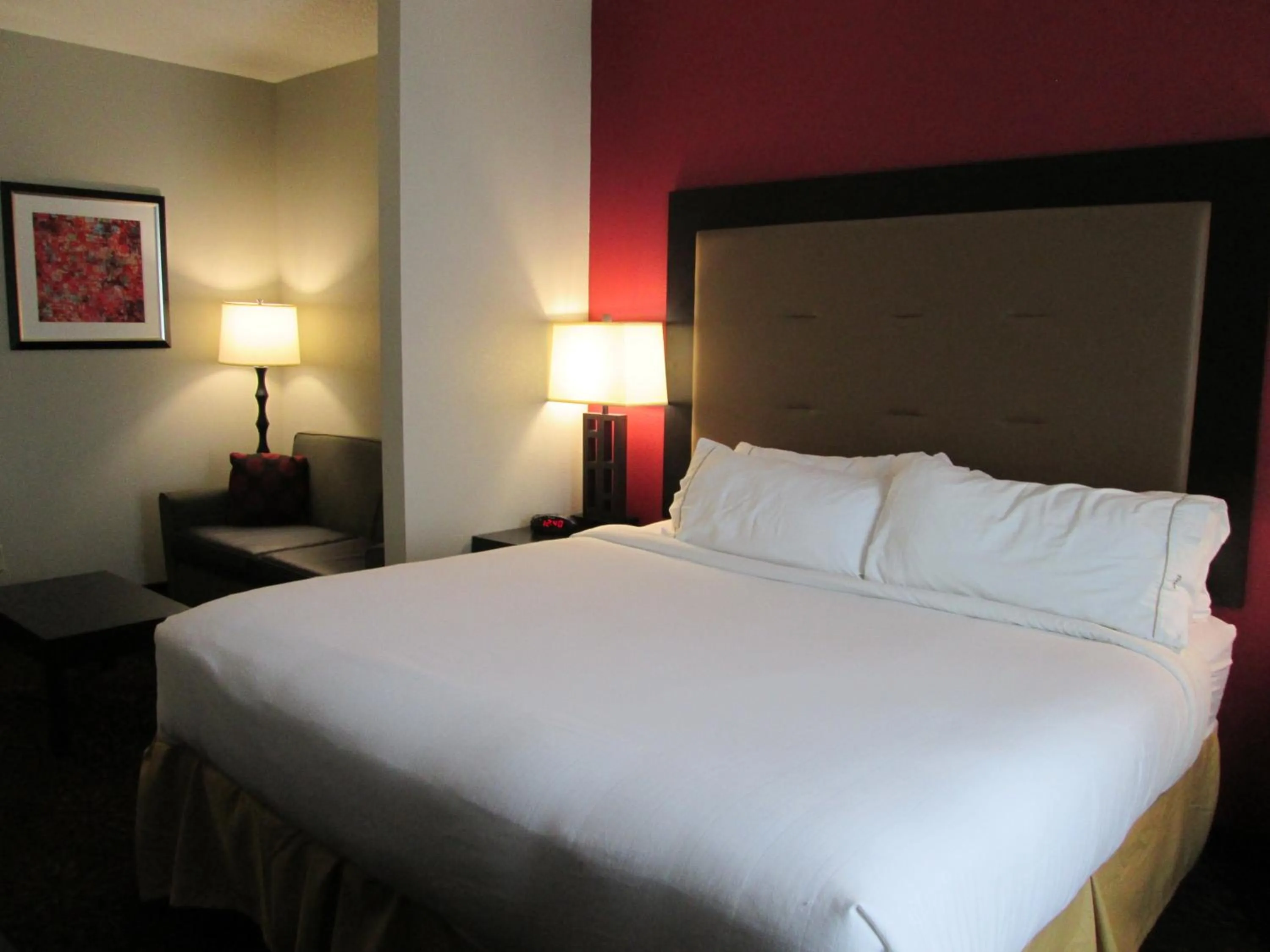 Photo of the whole room, Bed in Holiday Inn Express Cloverdale - Greencastle by IHG