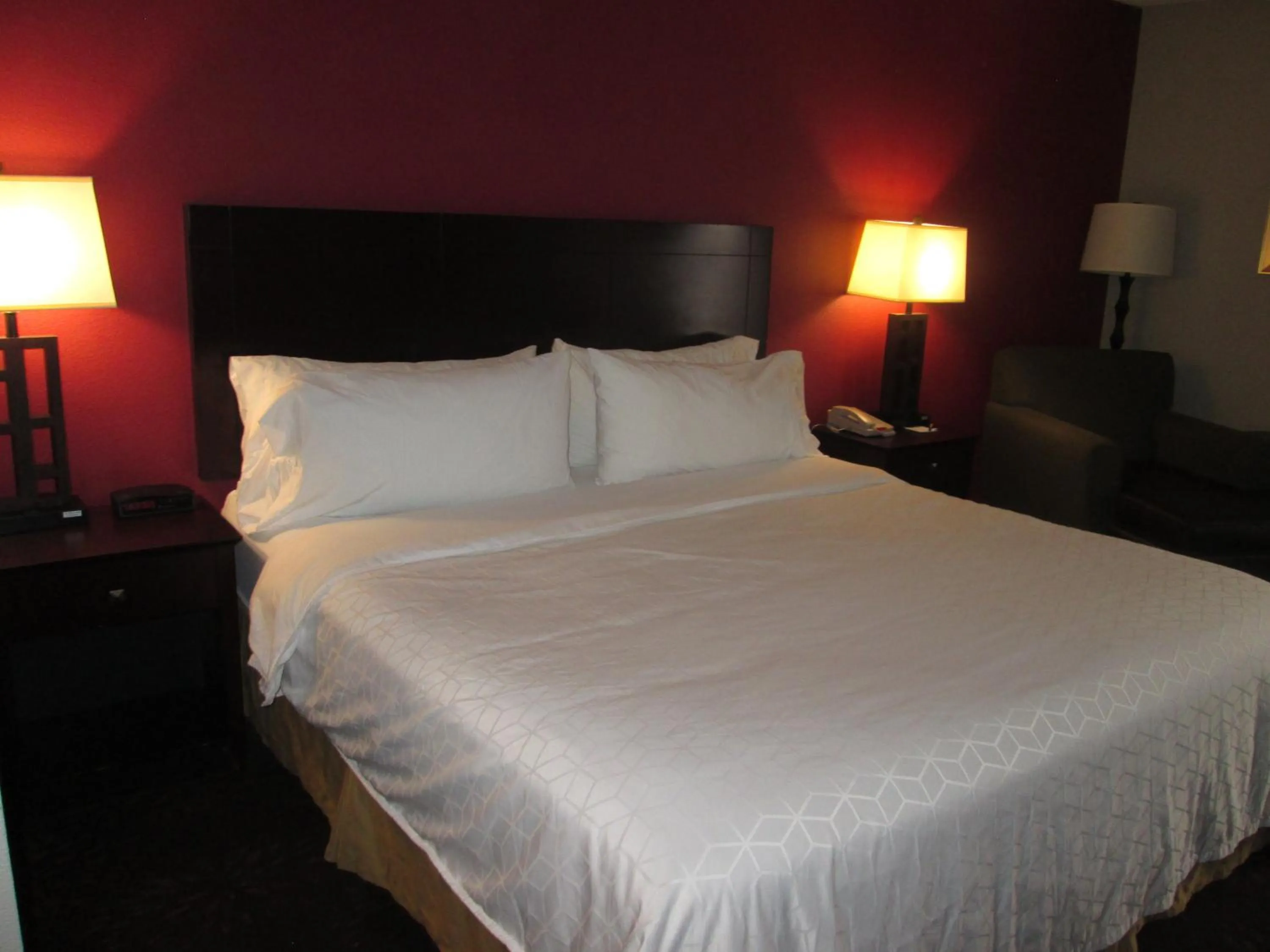 Photo of the whole room, Bed in Holiday Inn Express Cloverdale - Greencastle by IHG