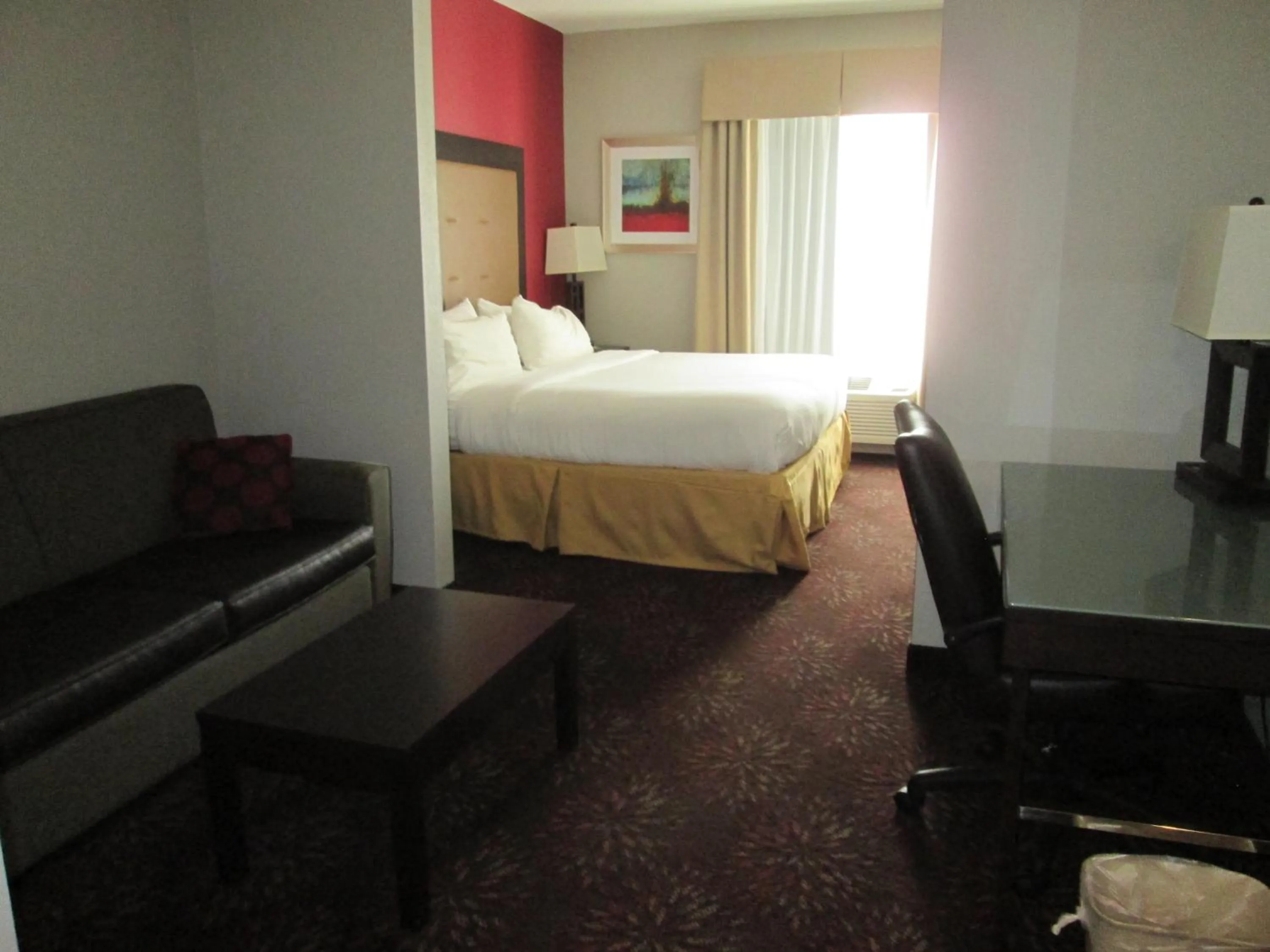 Photo of the whole room, Bed in Holiday Inn Express Cloverdale - Greencastle by IHG