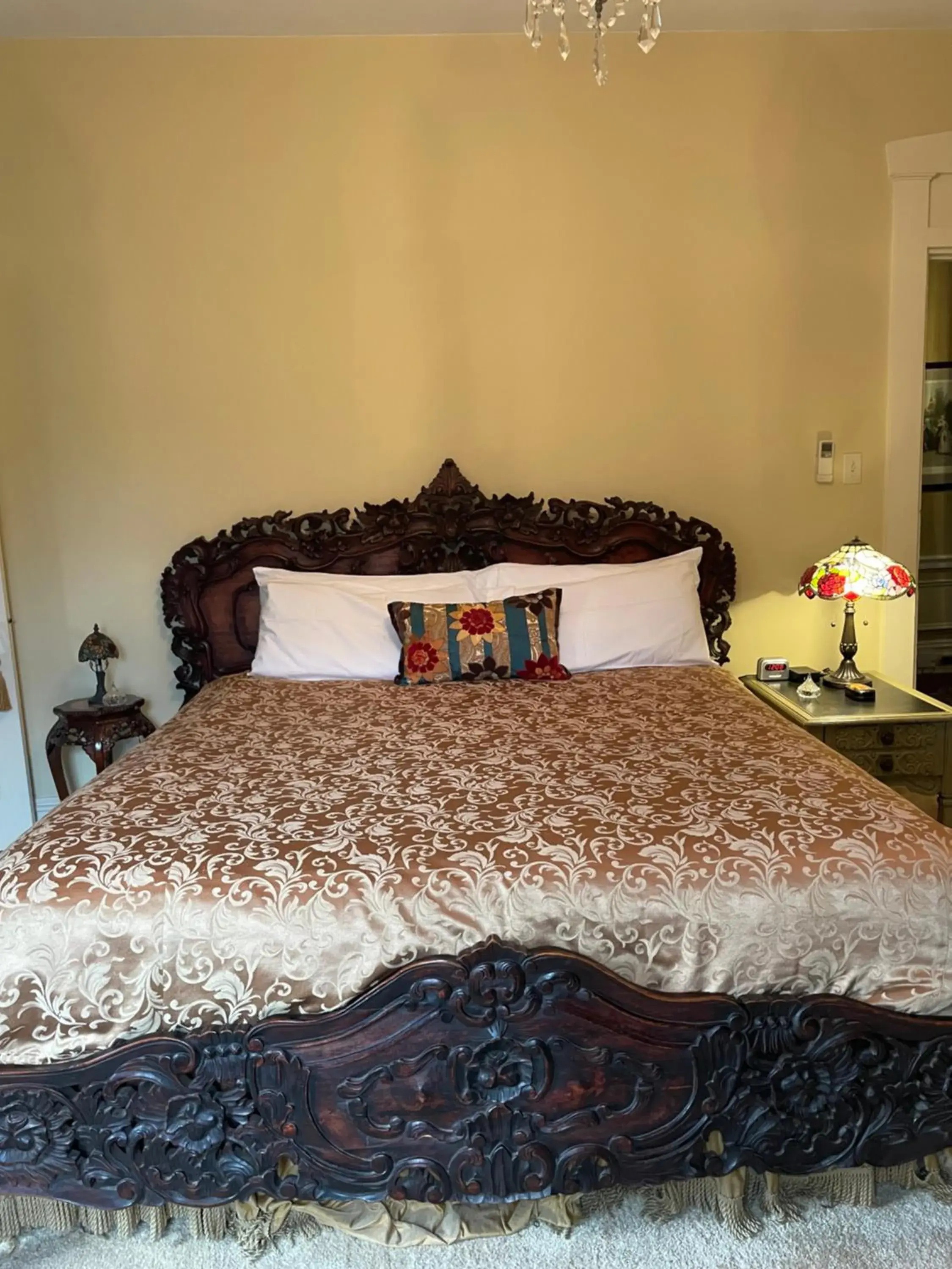 King Room in Hollinger House King Room in Hollinger House