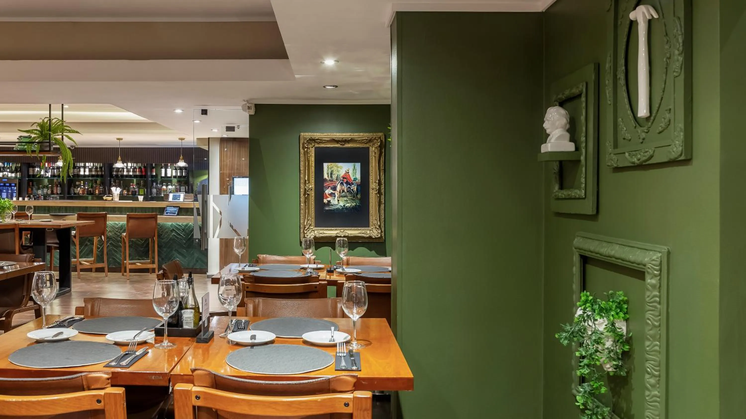 Restaurant/places to eat in Rugendas Hotel Boutique by Time Hotel & Apartments