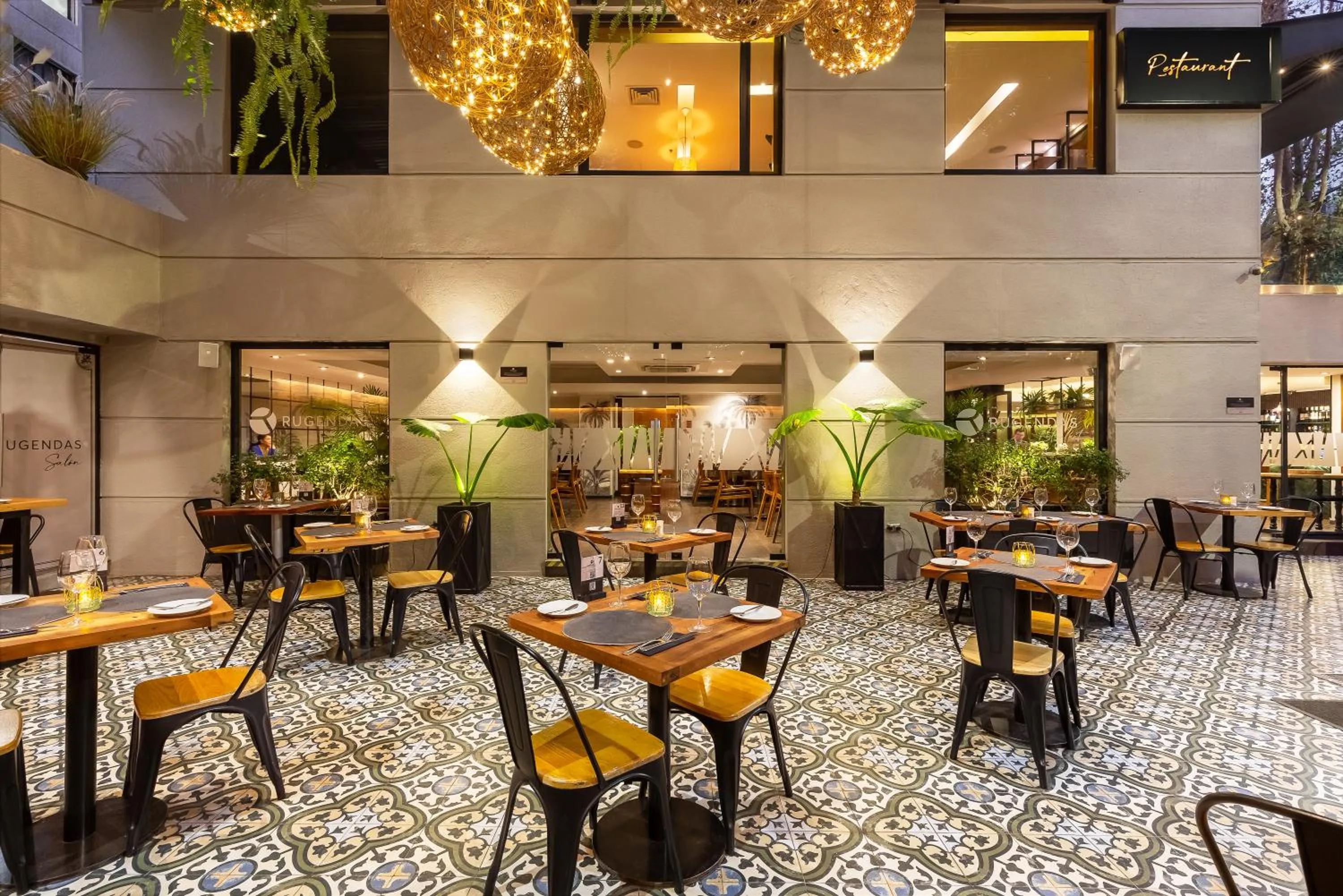 Restaurant/places to eat in Rugendas Hotel Boutique by Time Hotel & Apartments
